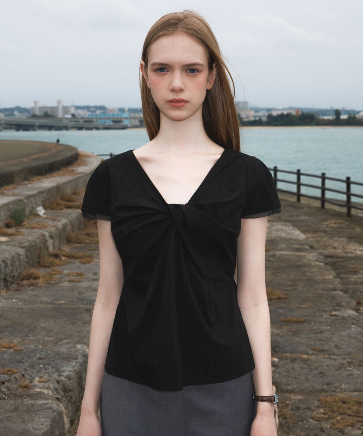 드헤베(DEHEVE) Twist Lace Sleeve Blouse [Black]