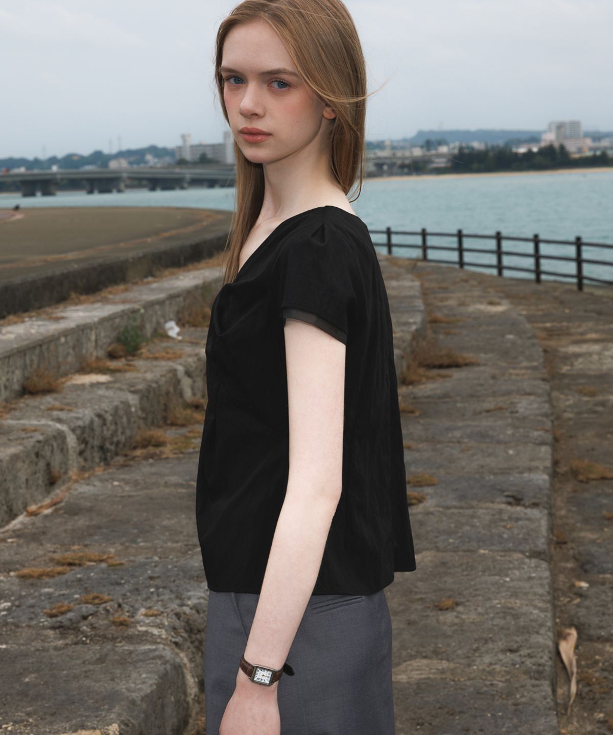 드헤베(DEHEVE) Twist Lace Sleeve Blouse [Black]