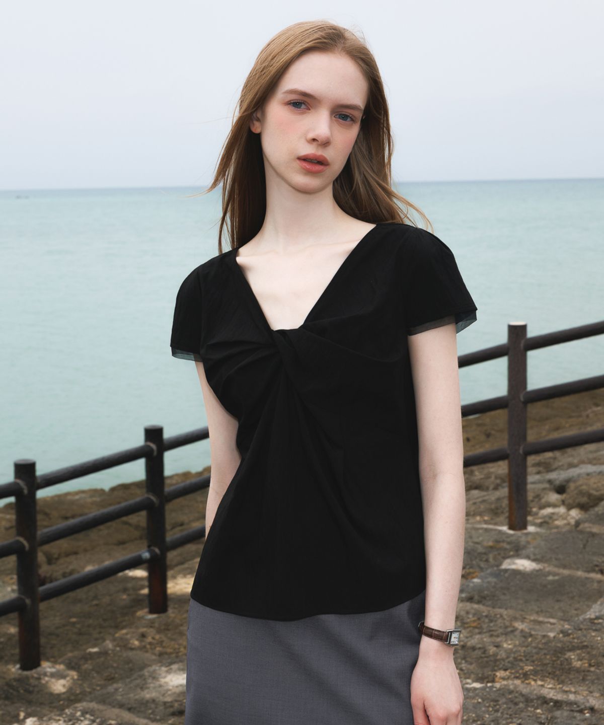 드헤베(DEHEVE) Twist Lace Sleeve Blouse [Black]