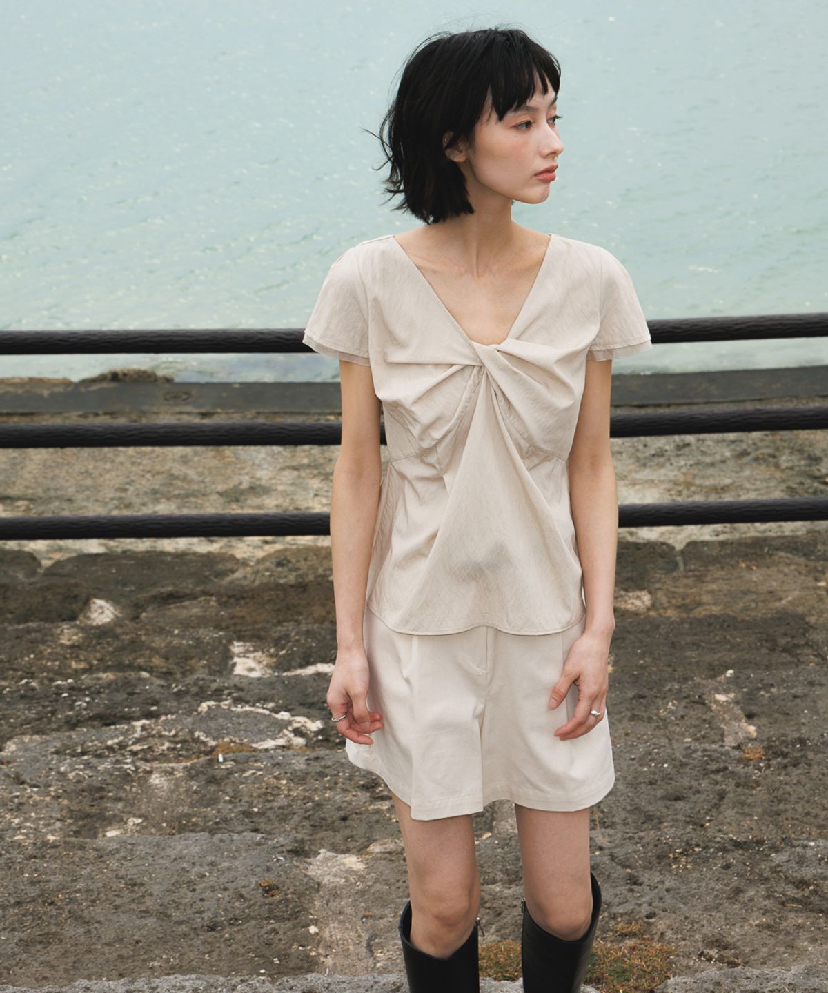 드헤베(DEHEVE) Twist Lace Sleeve Blouse [Beige]