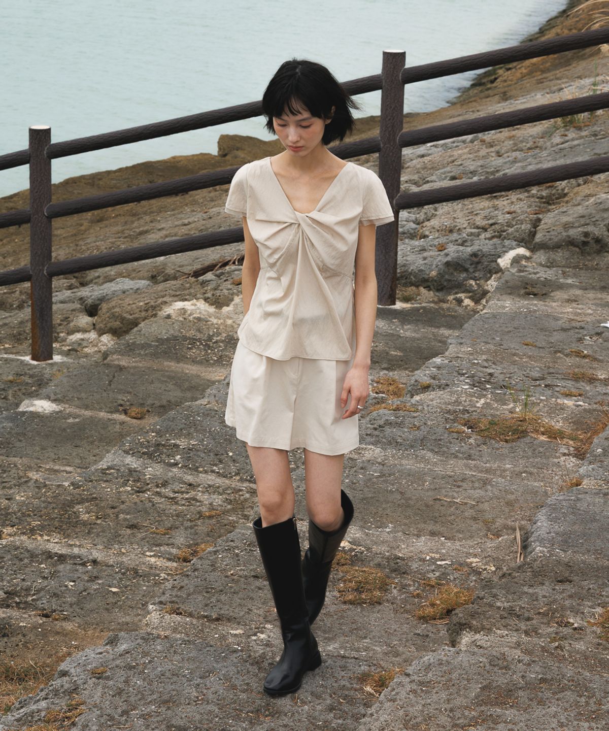 드헤베(DEHEVE) Twist Lace Sleeve Blouse [Beige]