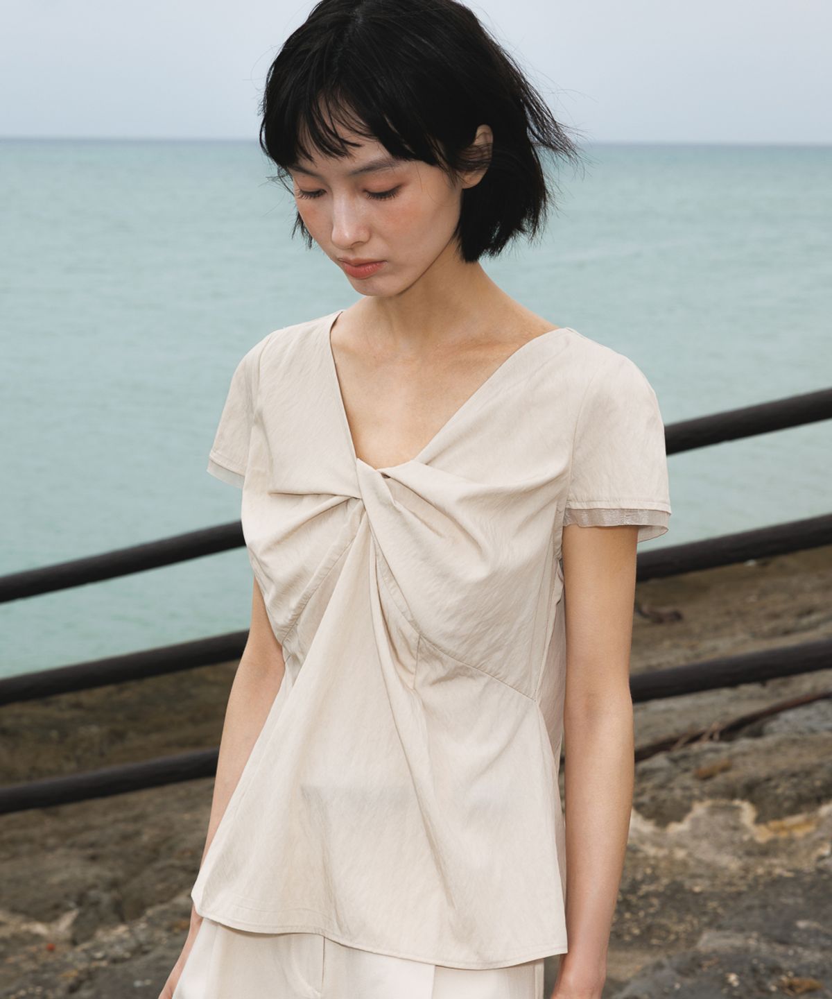 드헤베(DEHEVE) Twist Lace Sleeve Blouse [Beige]