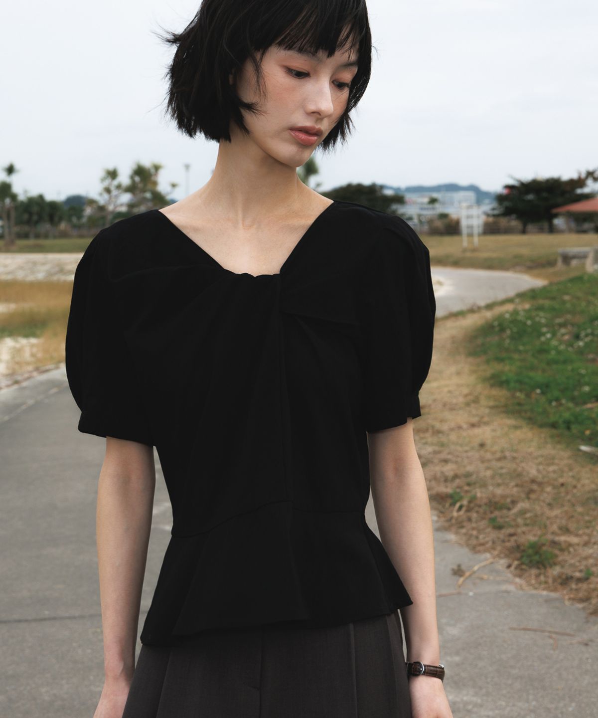 드헤베(DEHEVE) Unbalanced Twist Blouse [Black]