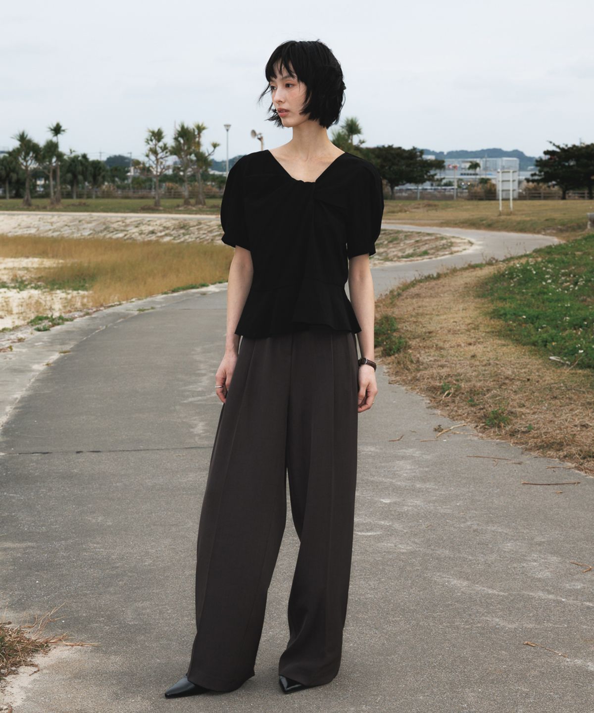 드헤베(DEHEVE) Unbalanced Twist Blouse [Black]