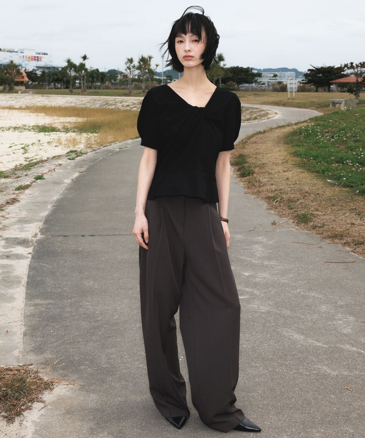 드헤베(DEHEVE) Unbalanced Twist Blouse [Black]