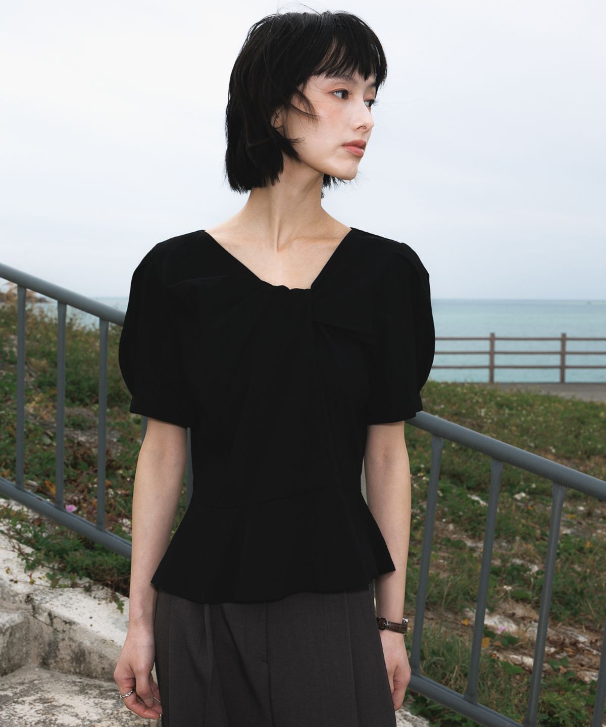 드헤베(DEHEVE) Unbalanced Twist Blouse [Black]