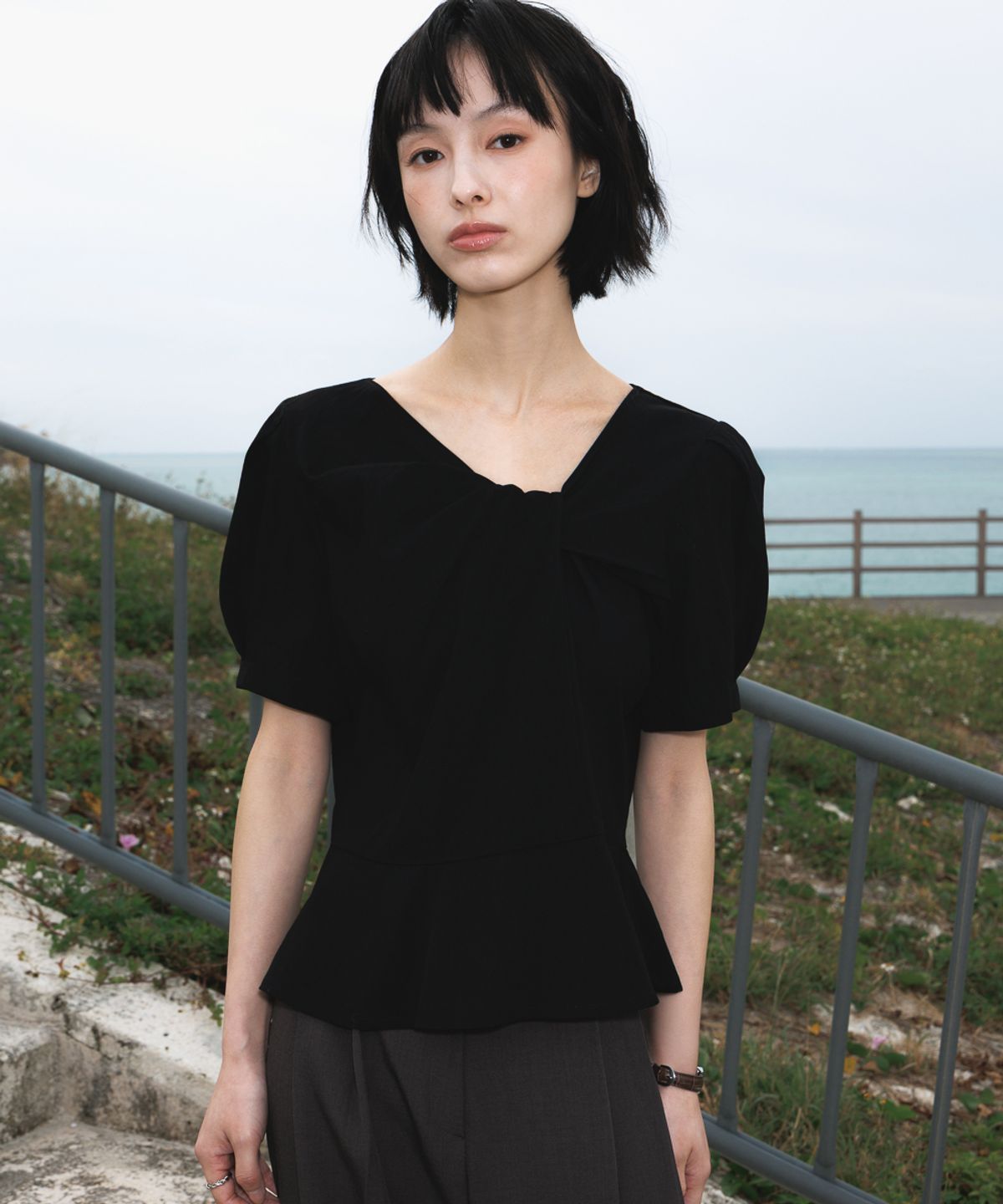 드헤베(DEHEVE) Unbalanced Twist Blouse [Black]