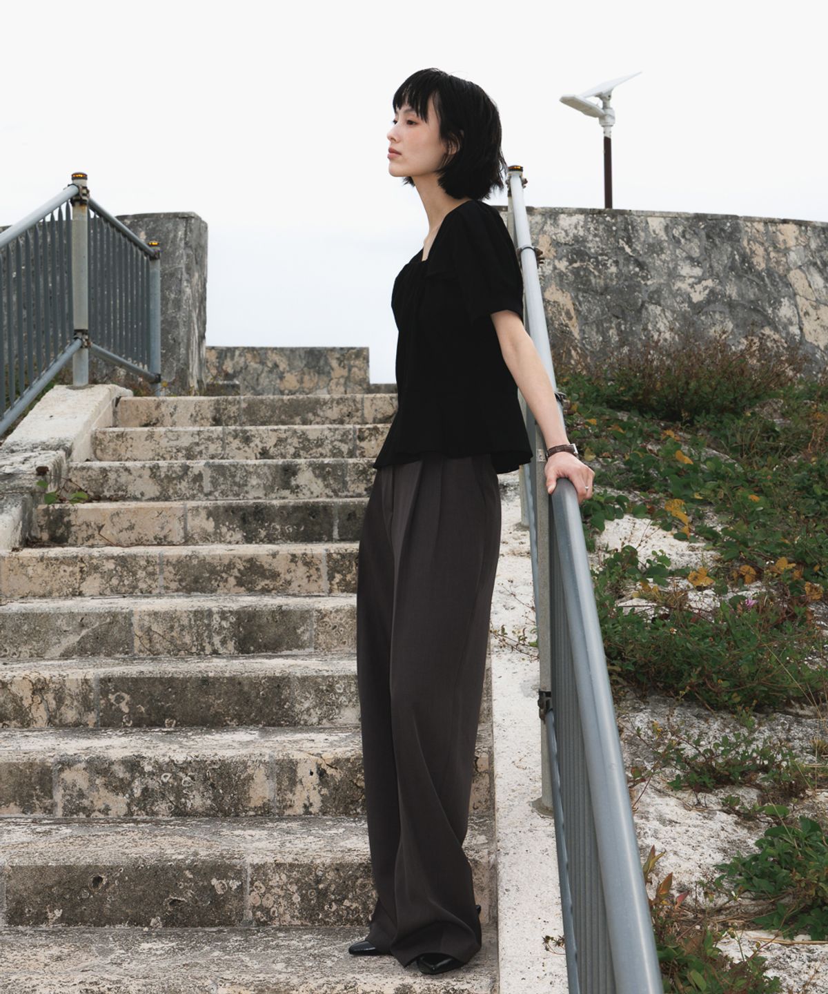 드헤베(DEHEVE) Unbalanced Twist Blouse [Black]
