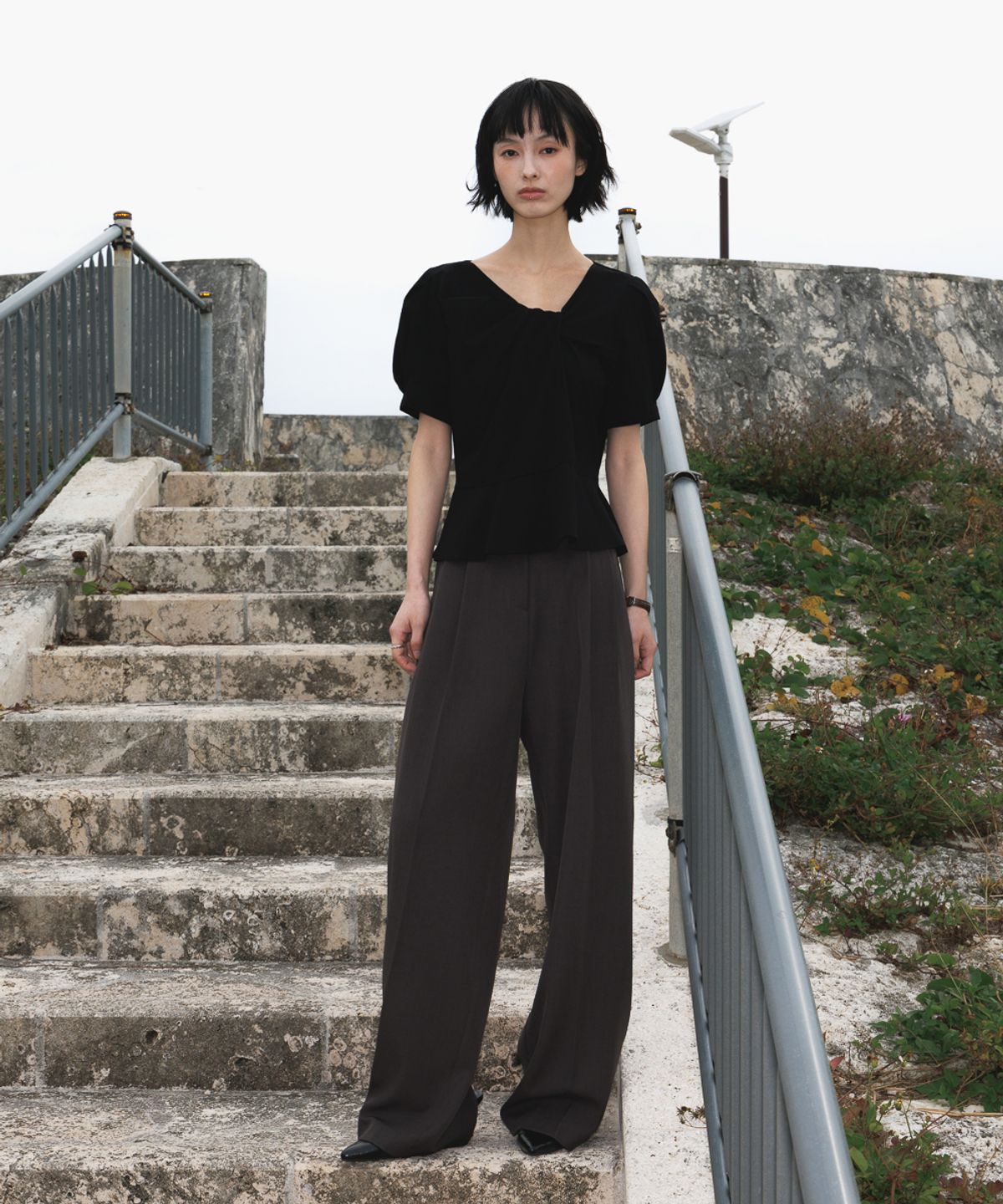드헤베(DEHEVE) Unbalanced Twist Blouse [Black]