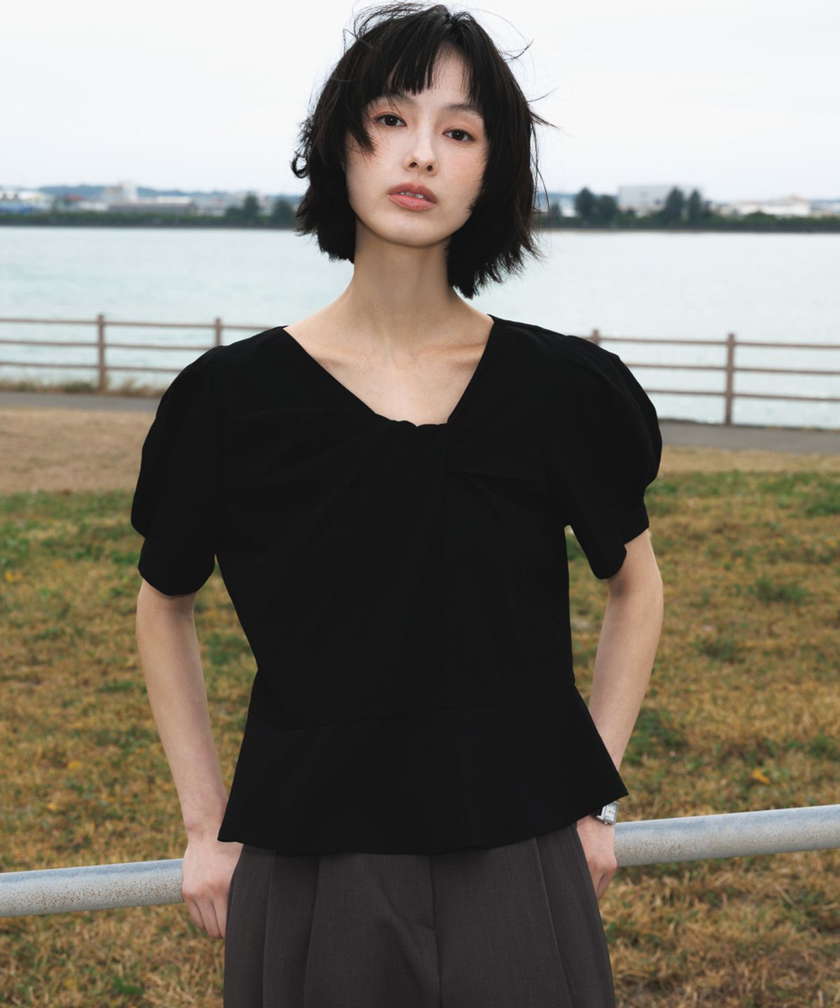 드헤베(DEHEVE) Unbalanced Twist Blouse [Black]