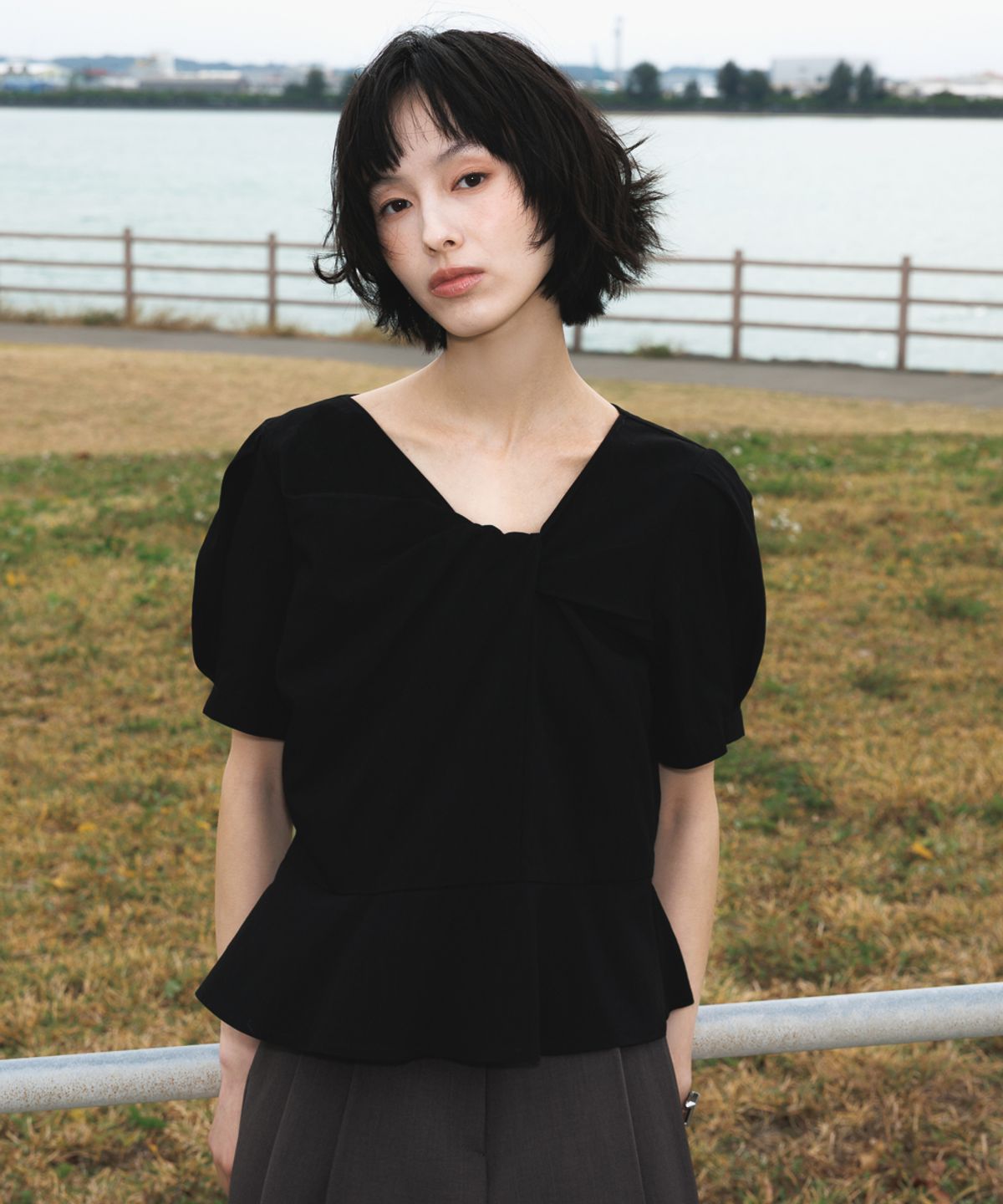 드헤베(DEHEVE) Unbalanced Twist Blouse [Black]