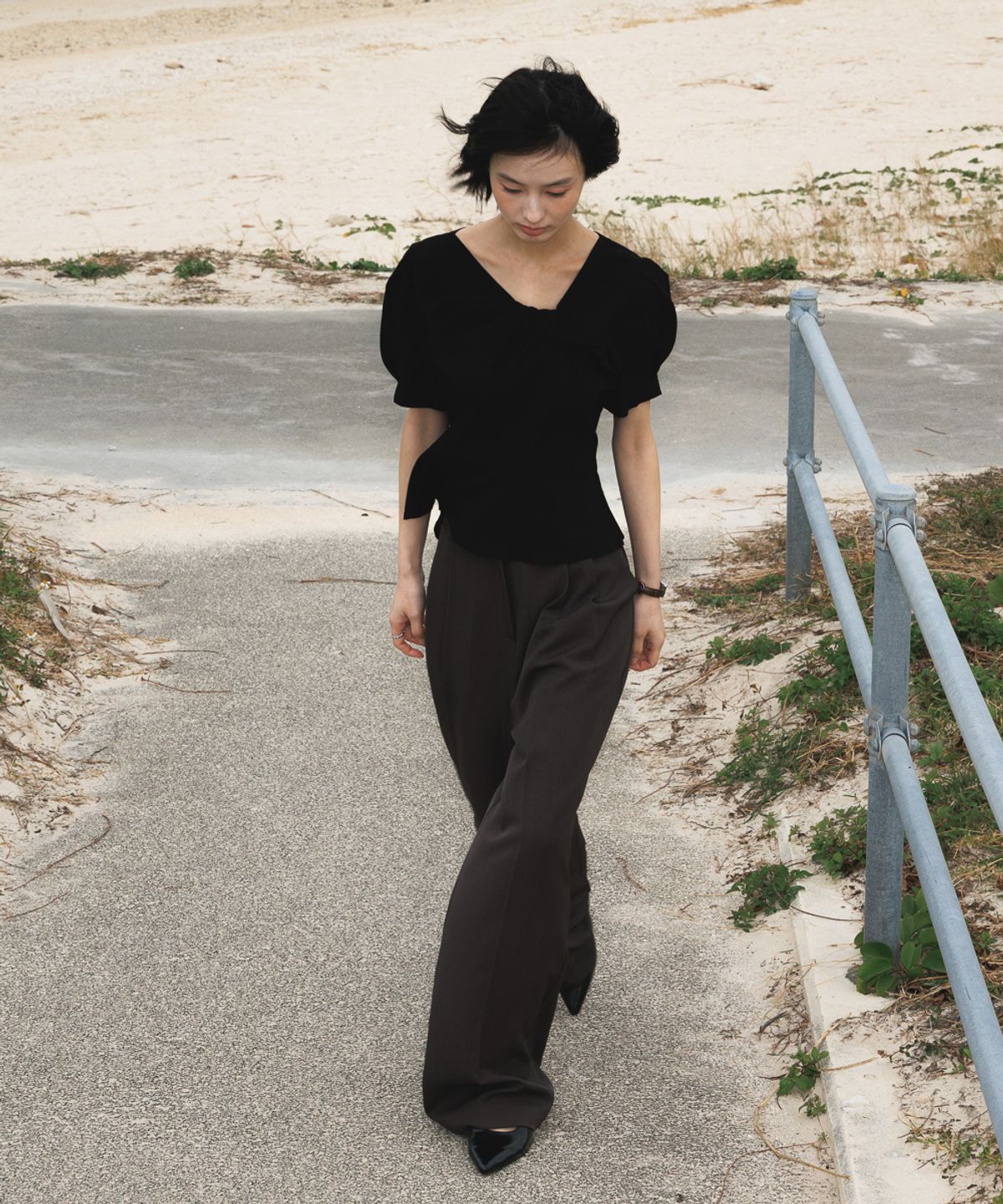 드헤베(DEHEVE) Unbalanced Twist Blouse [Black]