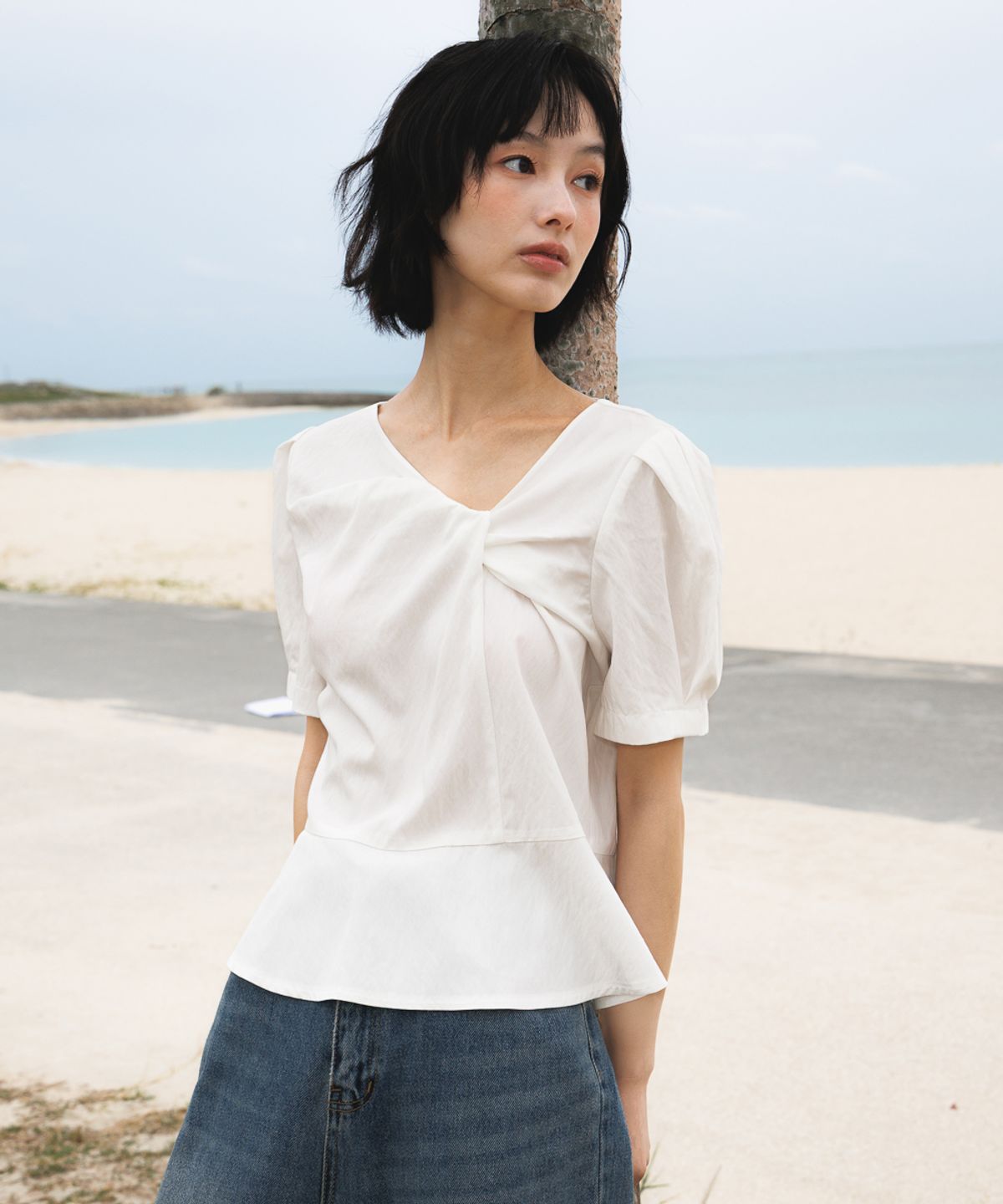드헤베(DEHEVE) Unbalanced Twist Blouse [Ivory]