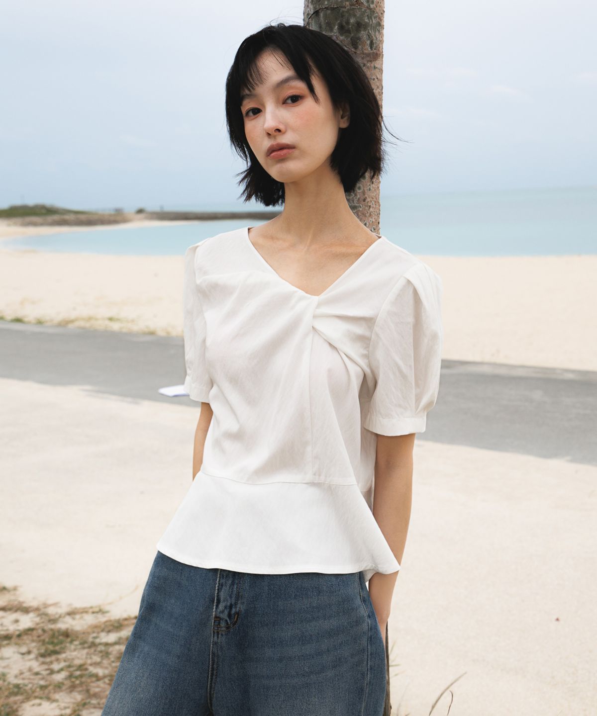 드헤베(DEHEVE) Unbalanced Twist Blouse [Ivory]