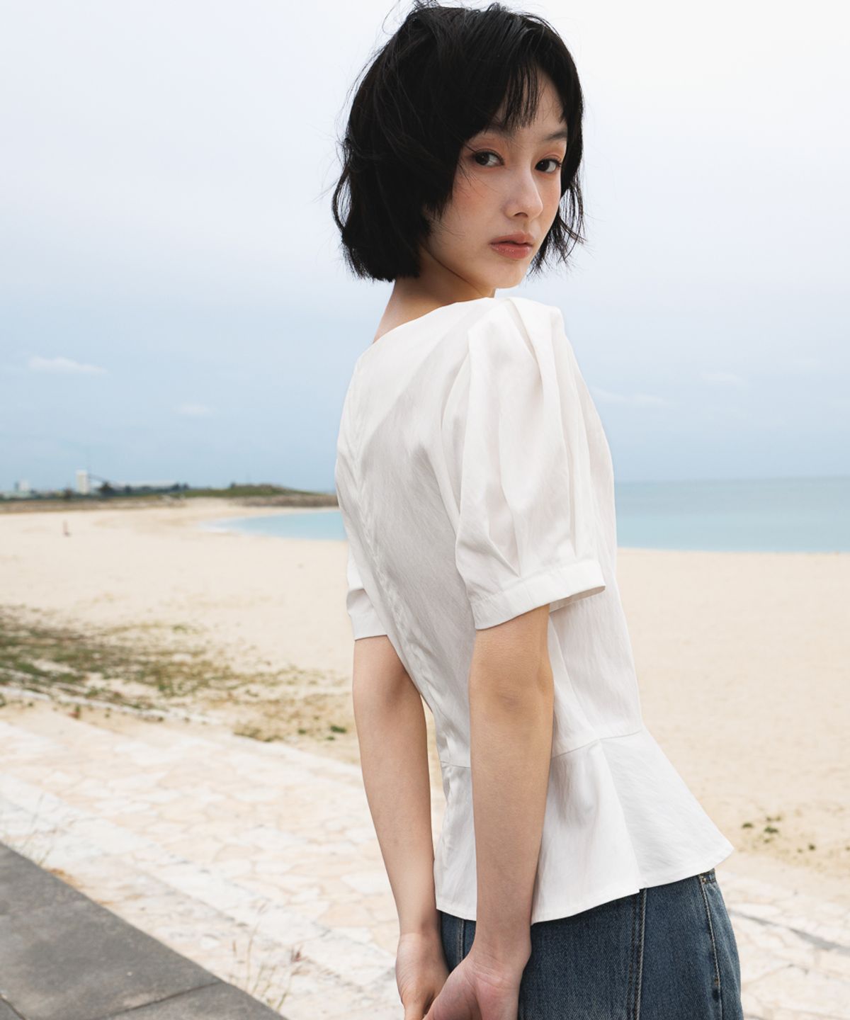 드헤베(DEHEVE) Unbalanced Twist Blouse [Ivory]