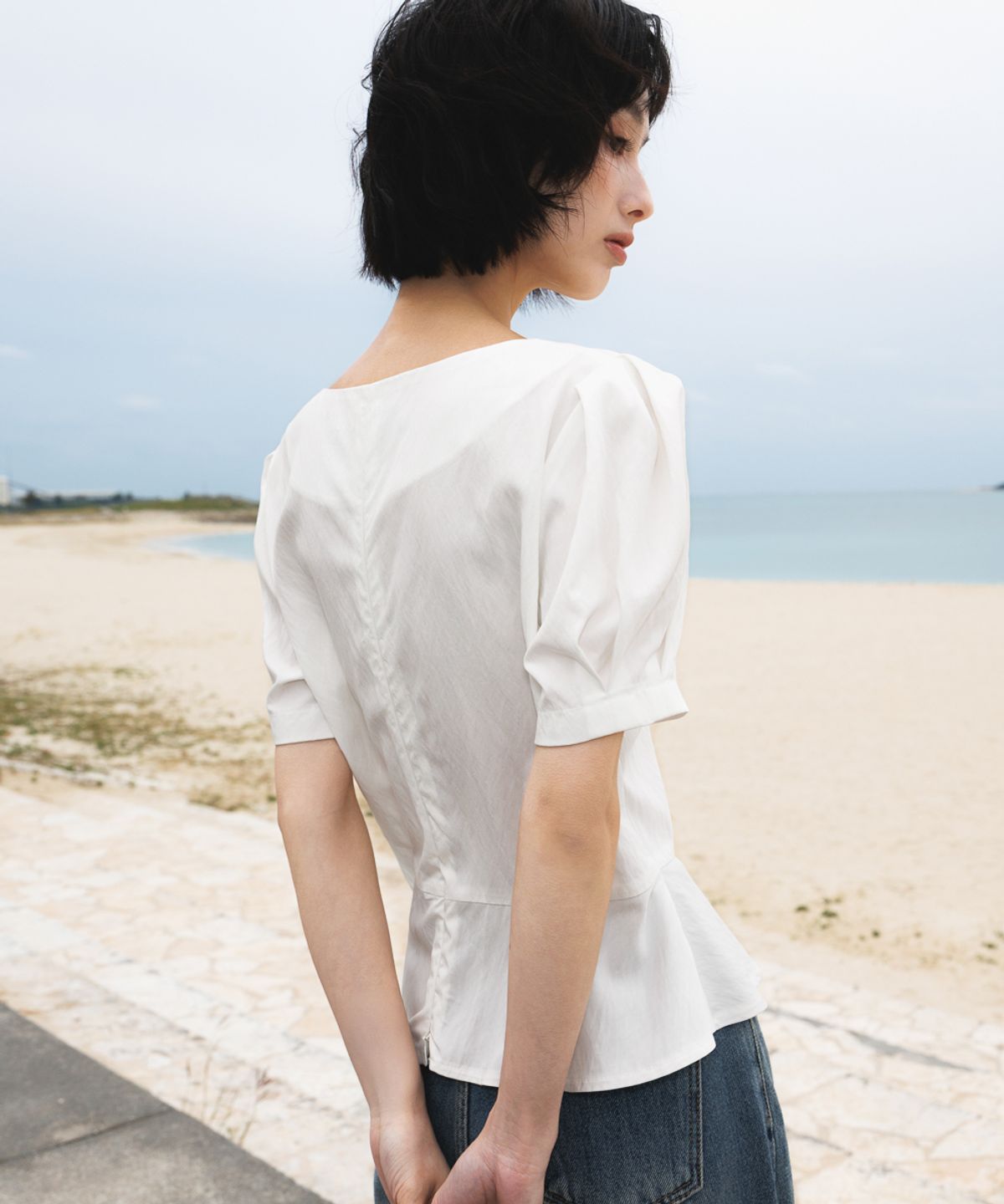 드헤베(DEHEVE) Unbalanced Twist Blouse [Ivory]