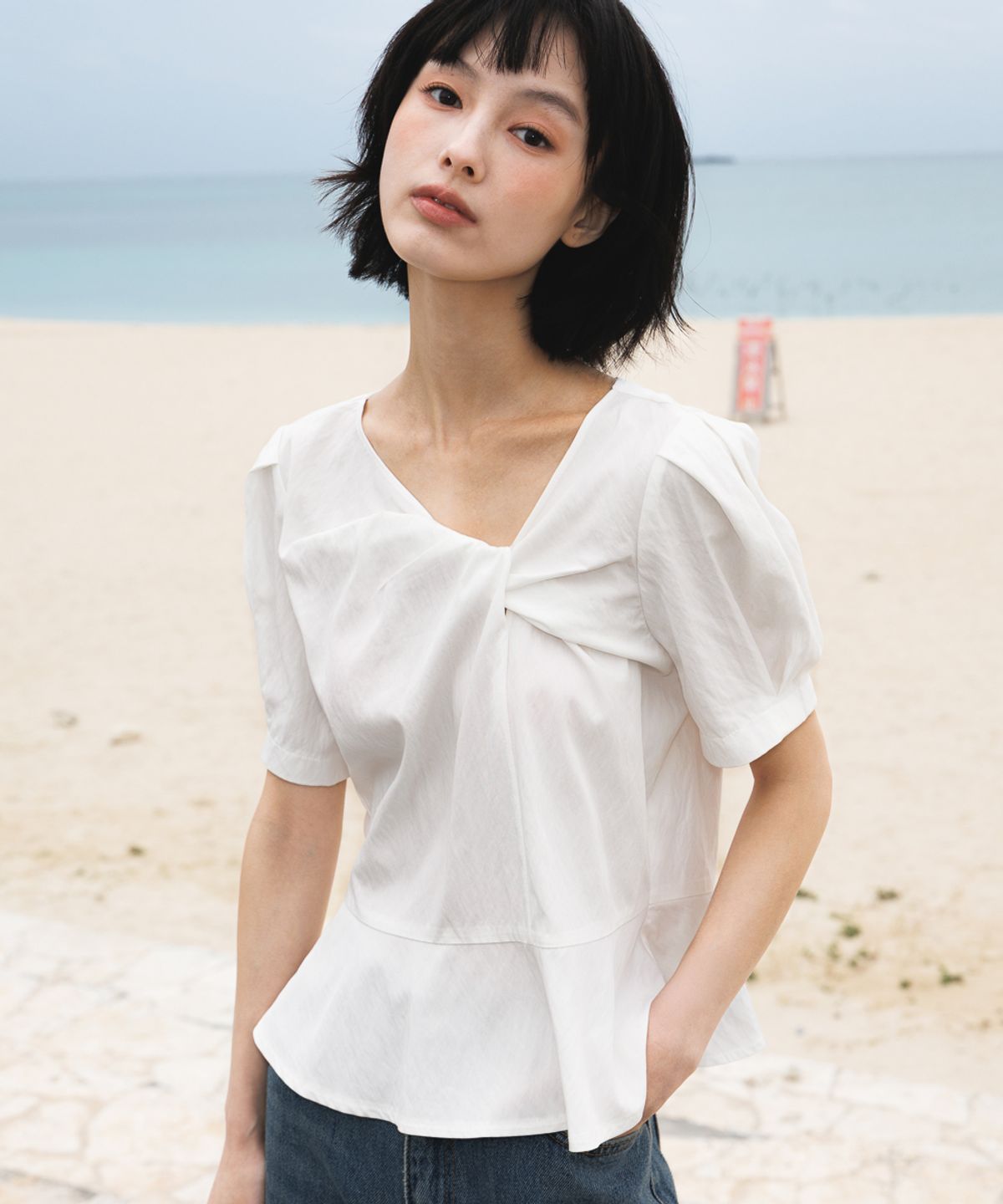 드헤베(DEHEVE) Unbalanced Twist Blouse [Ivory]