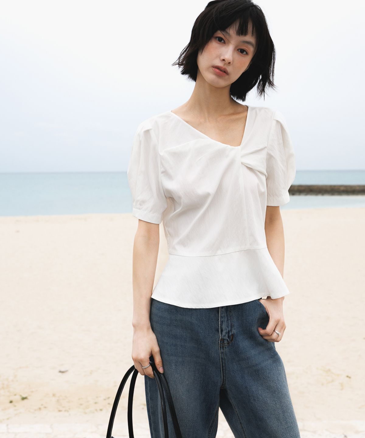 드헤베(DEHEVE) Unbalanced Twist Blouse [Ivory]