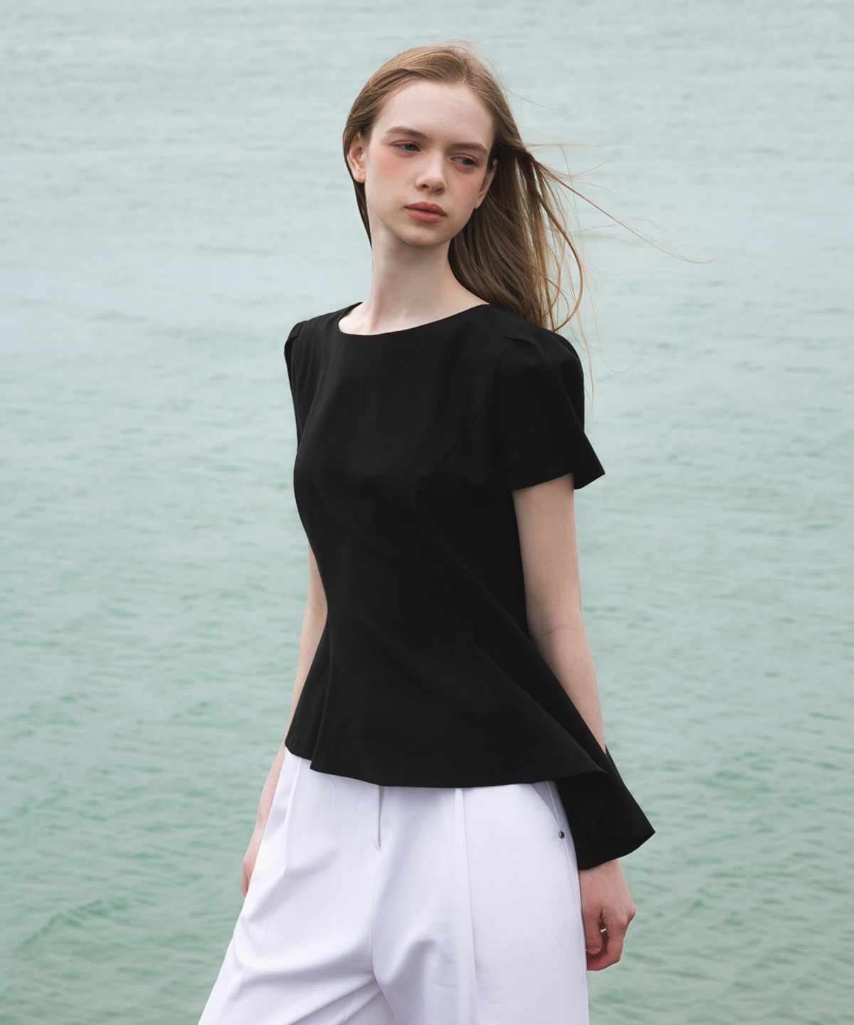 드헤베(DEHEVE) Unbalance Frill Blouse [Black]