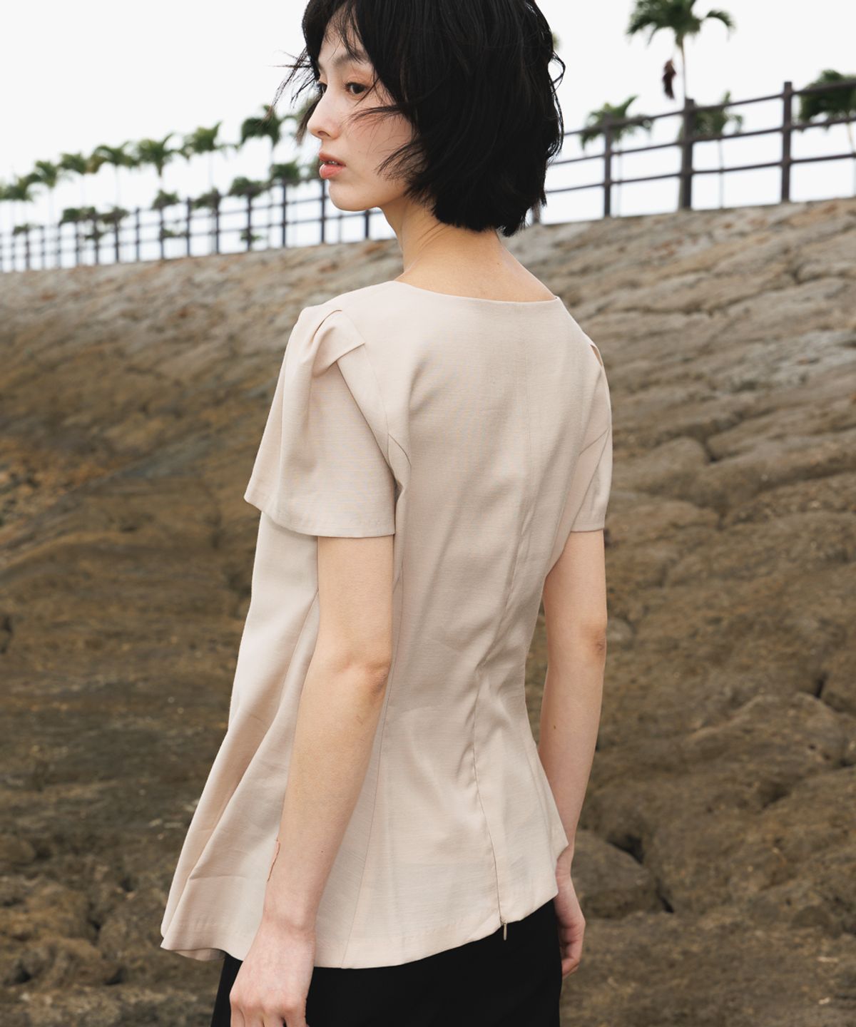 드헤베(DEHEVE) Unbalance Frill Blouse [Beige]