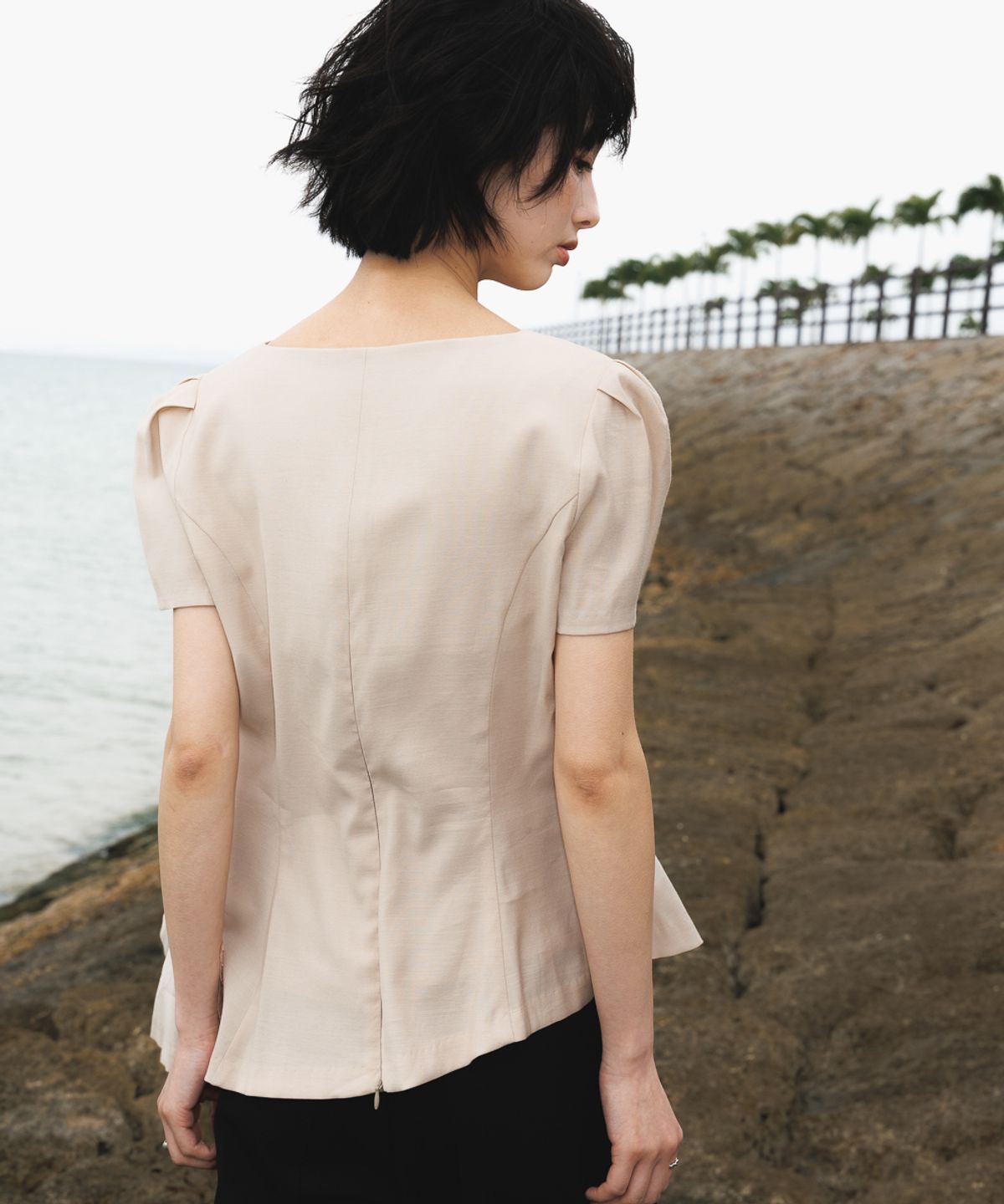 드헤베(DEHEVE) Unbalance Frill Blouse [Beige]