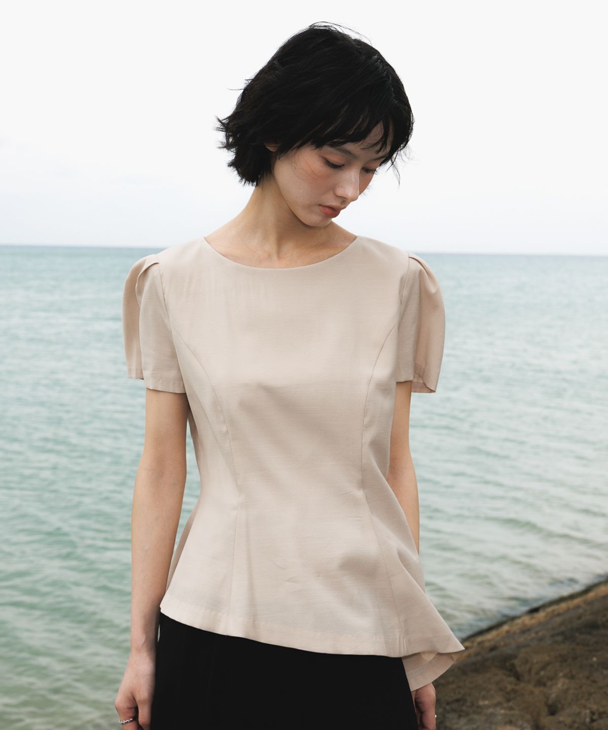 드헤베(DEHEVE) Unbalance Frill Blouse [Beige]