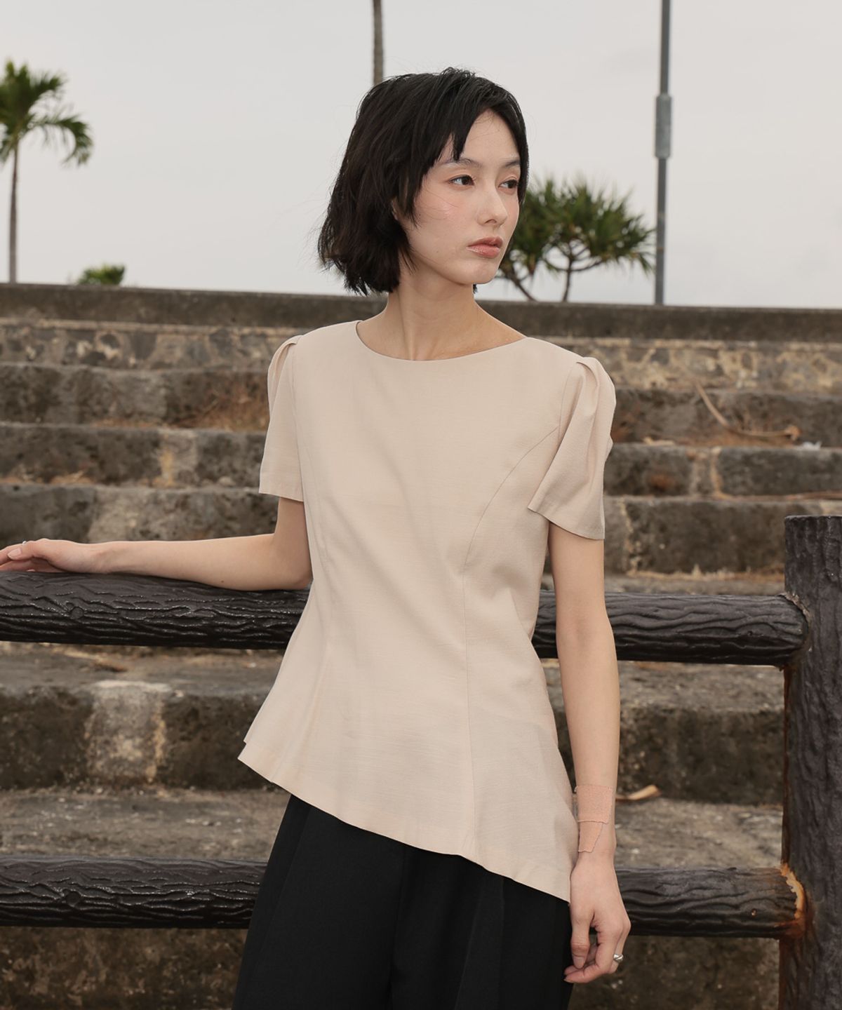 드헤베(DEHEVE) Unbalance Frill Blouse [Beige]