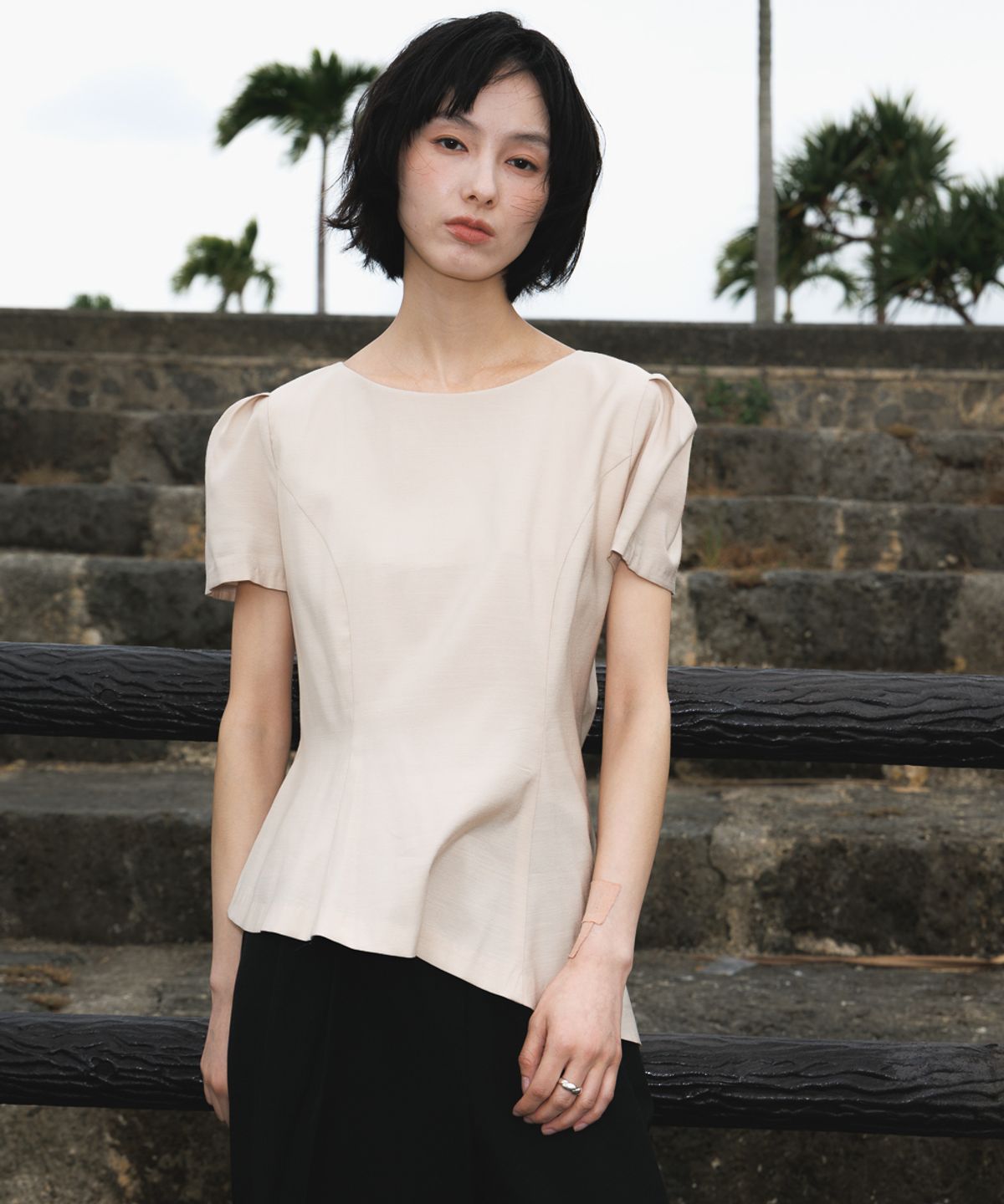 드헤베(DEHEVE) Unbalance Frill Blouse [Beige]