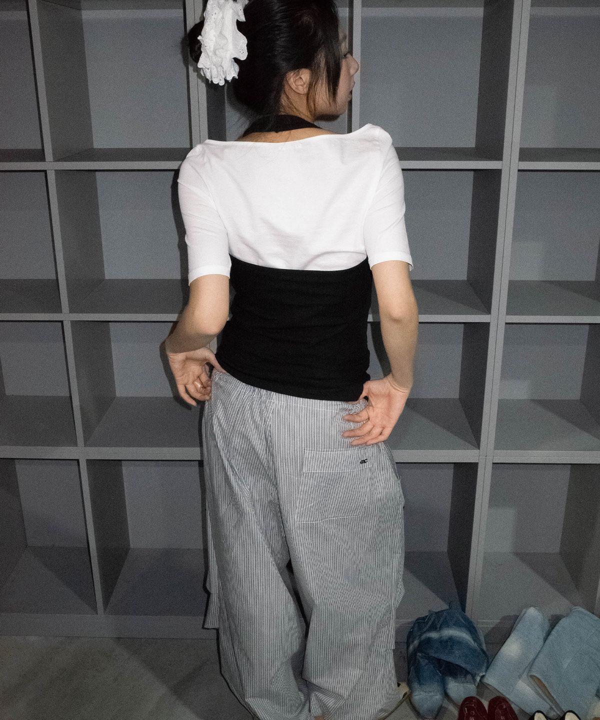 칙스(CHICKS) 롱 스트랩 컷아웃 홀터 슬리브리스 블랙