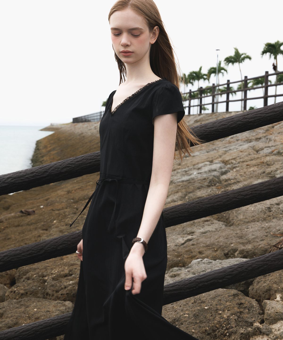 드헤베(DEHEVE) V-Neck Flare Dress [Black]