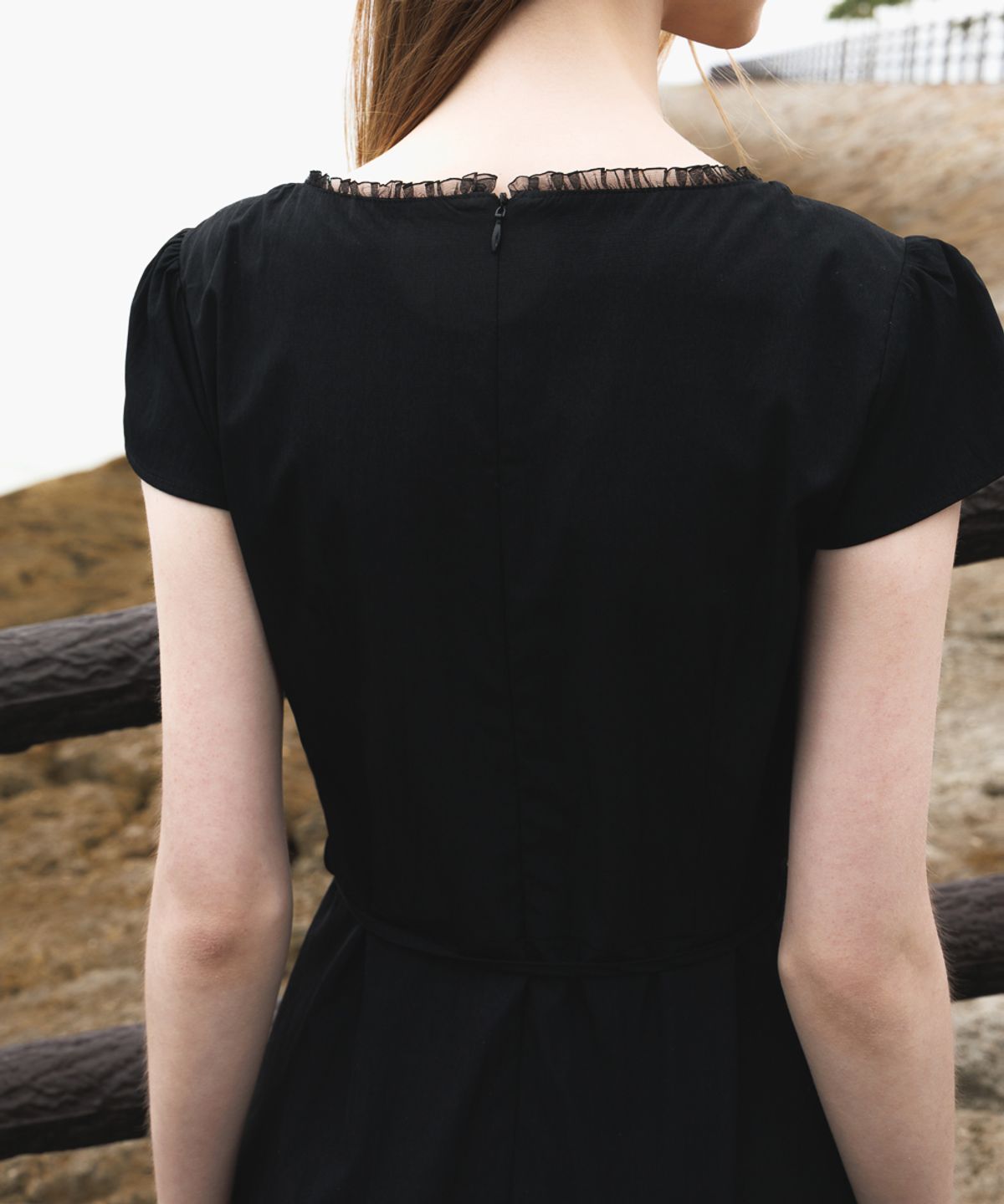 드헤베(DEHEVE) V-Neck Flare Dress [Black]