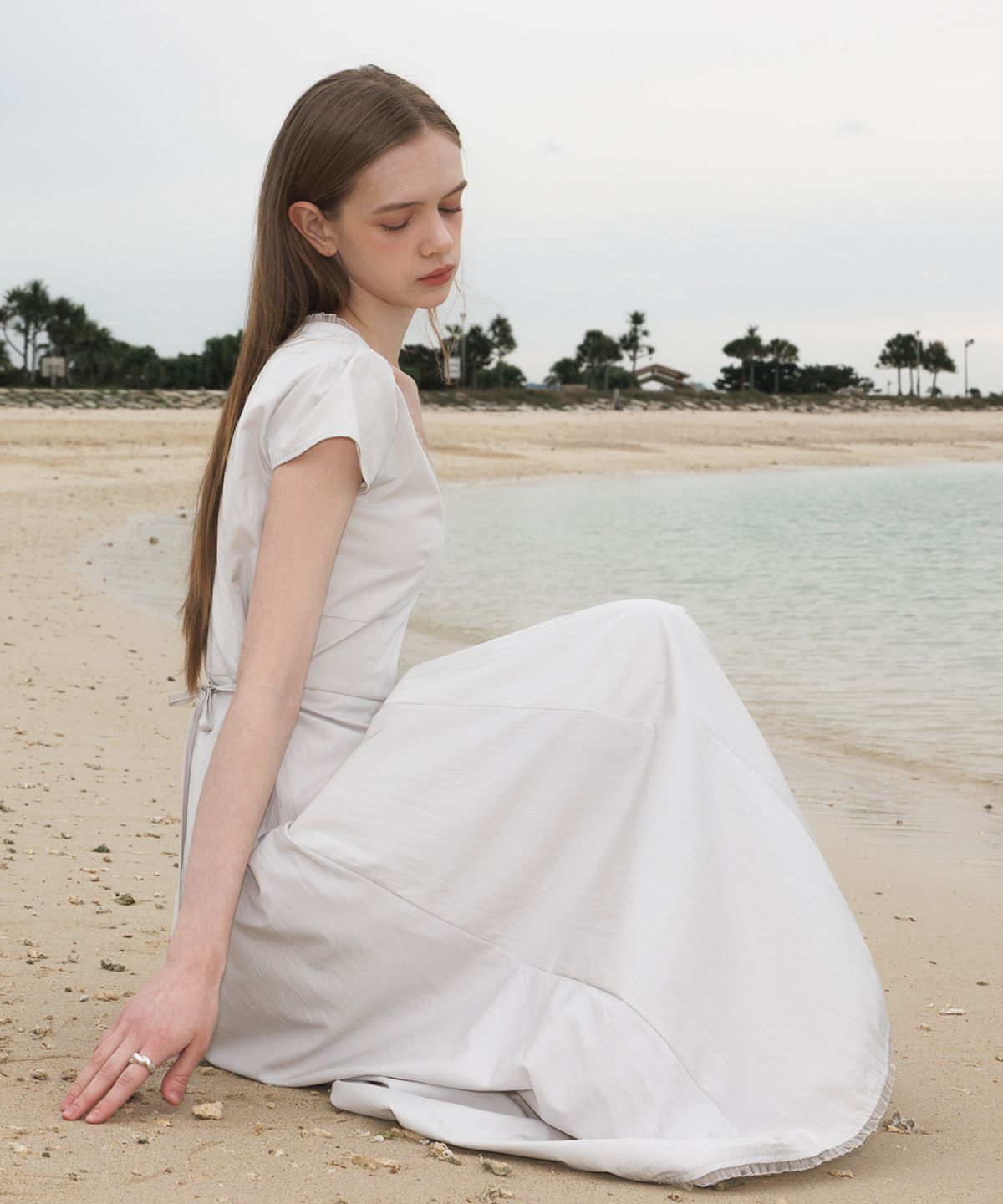 드헤베(DEHEVE) V-Neck Flare Dress [Ash Beige]