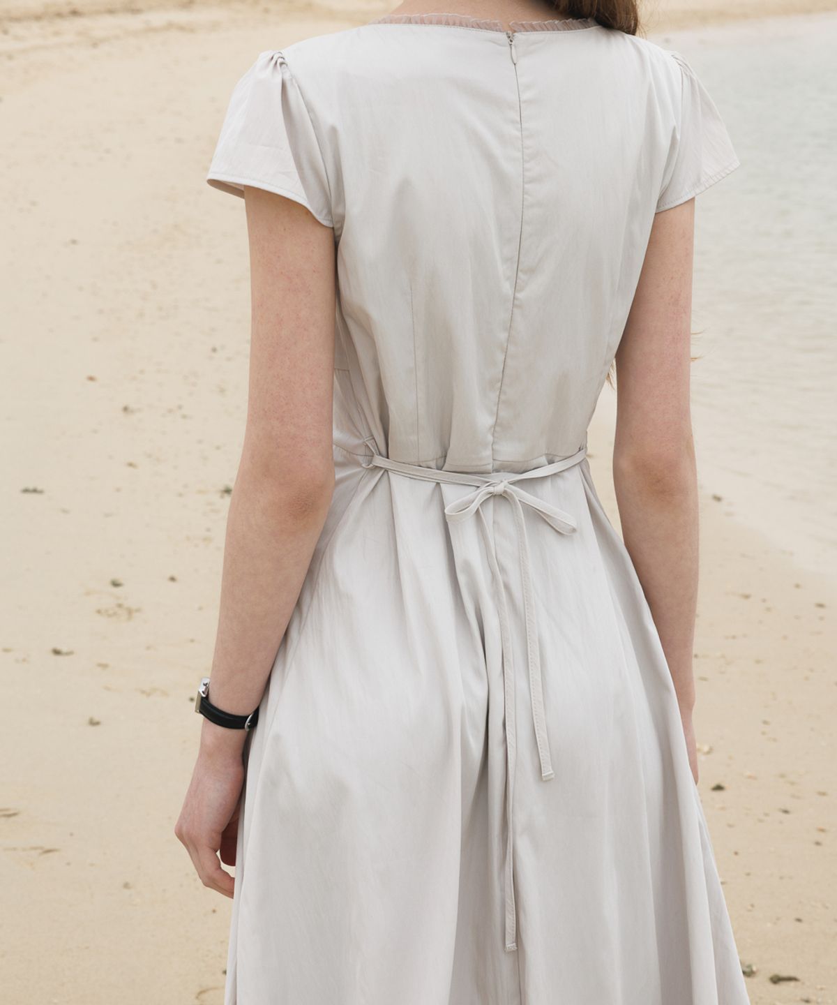 드헤베(DEHEVE) V-Neck Flare Dress [Ash Beige]