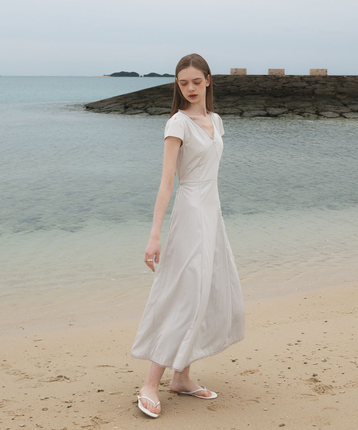 드헤베(DEHEVE) V-Neck Flare Dress [Ash Beige]