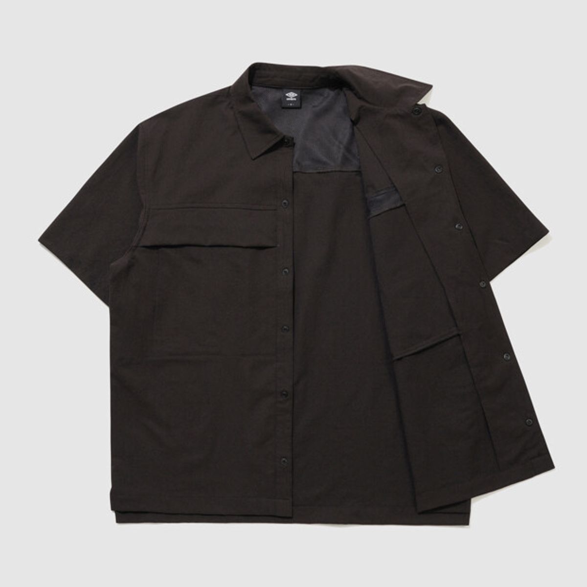 엄브로(UMBRO) 에어그리드 반팔 셔츠 차콜 UR211CJK42