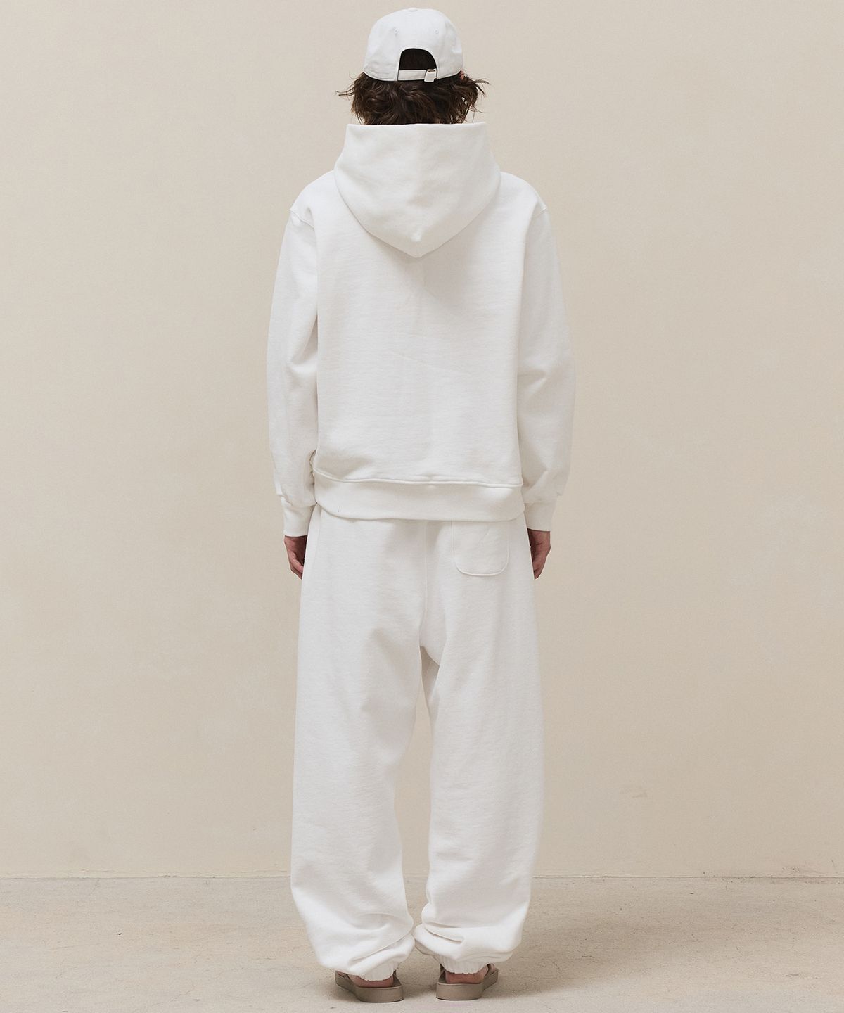 마티레(MTTIRÉ) Stichi Logo Hoodie / White