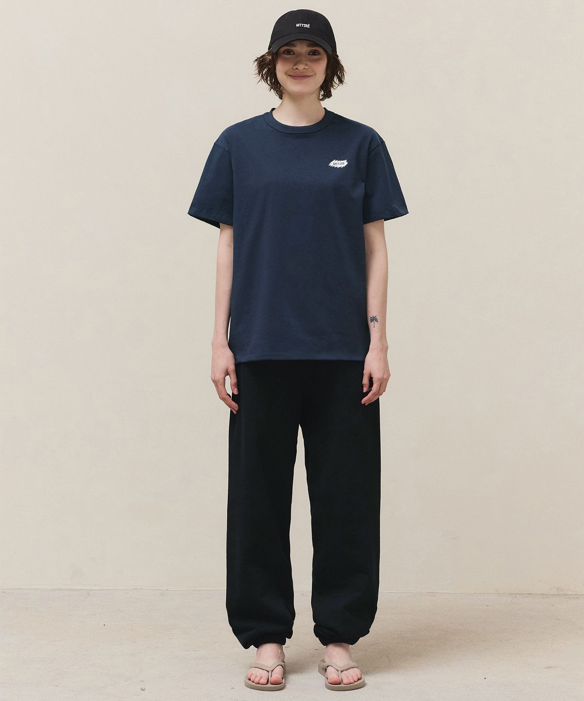 마티레(MTTIRÉ) Stichi Logo T-shirt / Navy