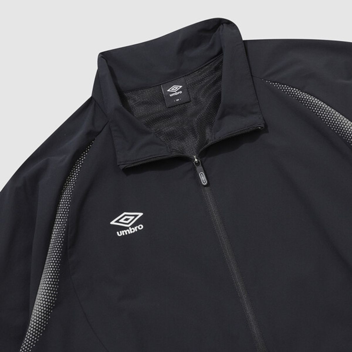 엄브로(UMBRO) [COOLING] 슬로우킥 냉감 스탠넥 바람막이 자켓 블랙 UR221SJK51