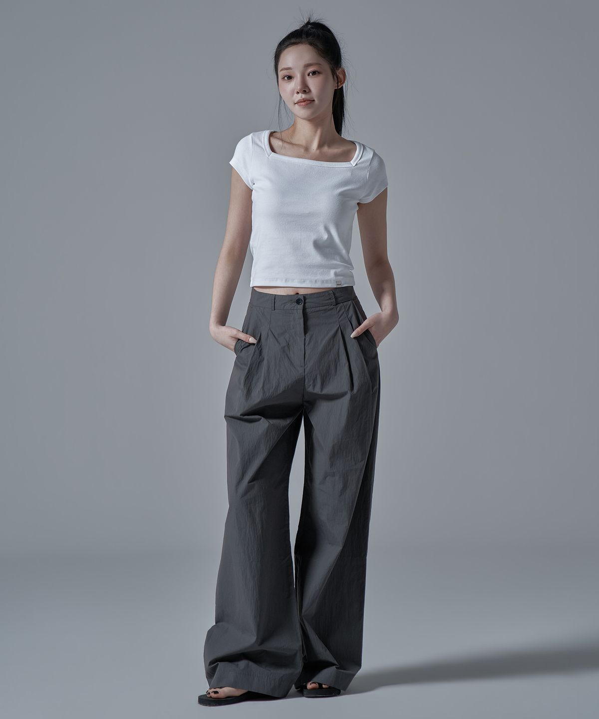 와르 포 우먼(WAARFORWOMAN) W1144 나일론 와이드 슬랙스_차콜