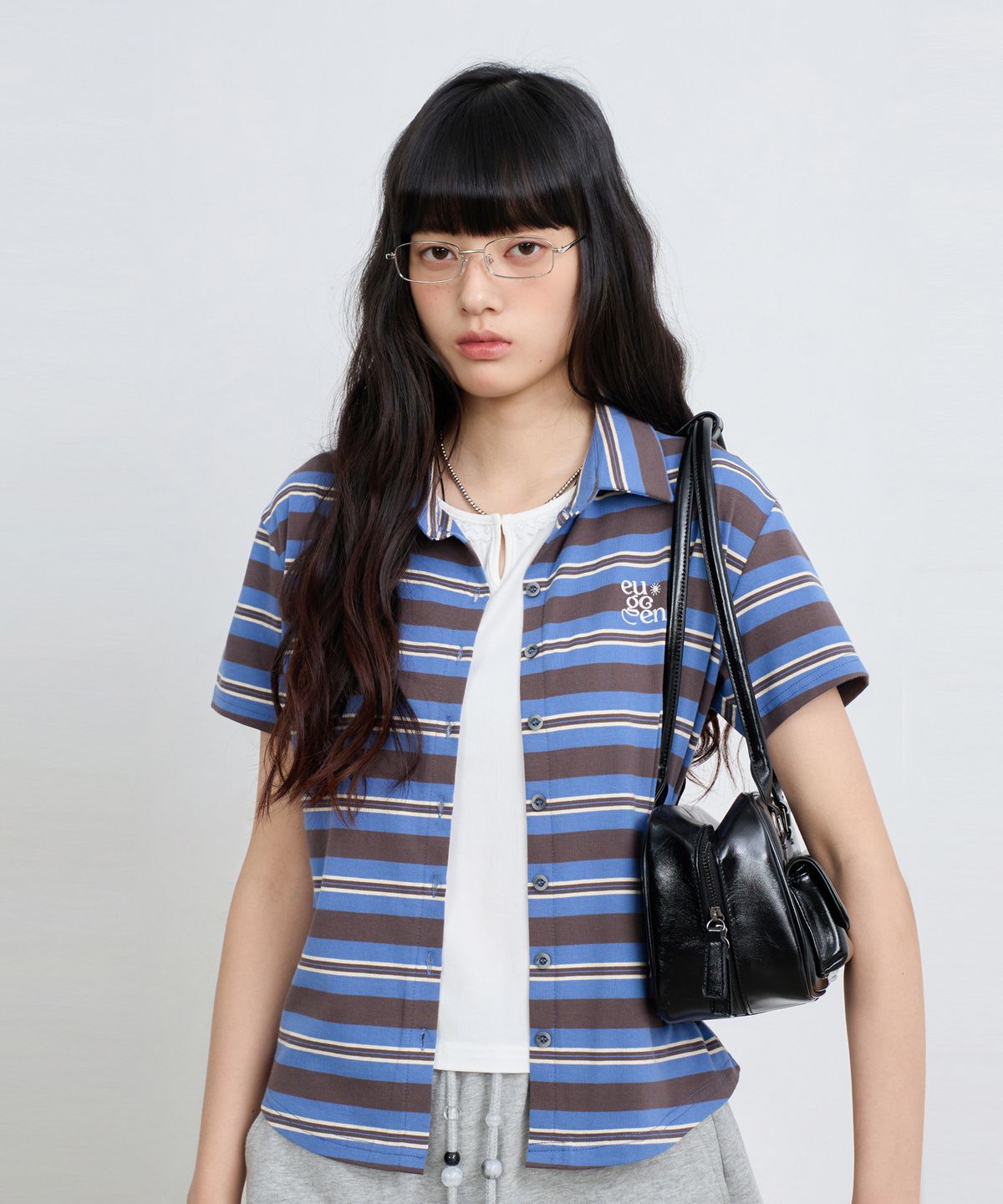유젠(EUGGEN) 베이직 카라 세미 크롭 반팔 셔츠_스트라이프 차콜&블루