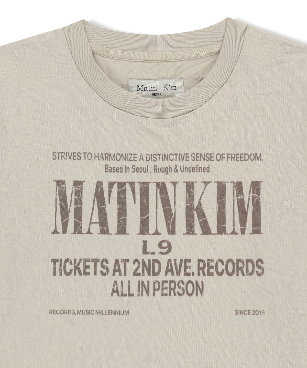 마뗑킴(MATIN KIM) LETTERING GRAFFITI CREASE TOP IN BEIGE