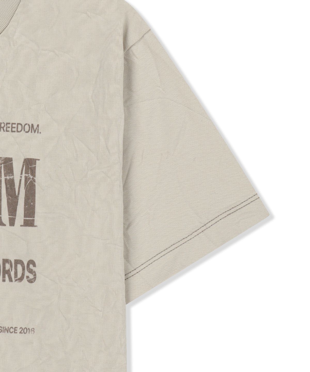 마뗑킴(MATIN KIM) LETTERING GRAFFITI CREASE TOP IN BEIGE