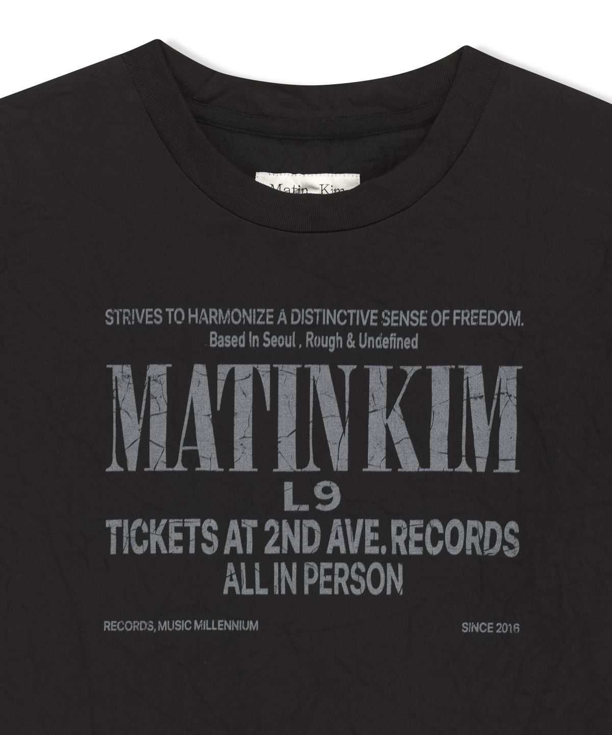마뗑킴(MATIN KIM) LETTERING GRAFFITI CREASE TOP IN BLACK