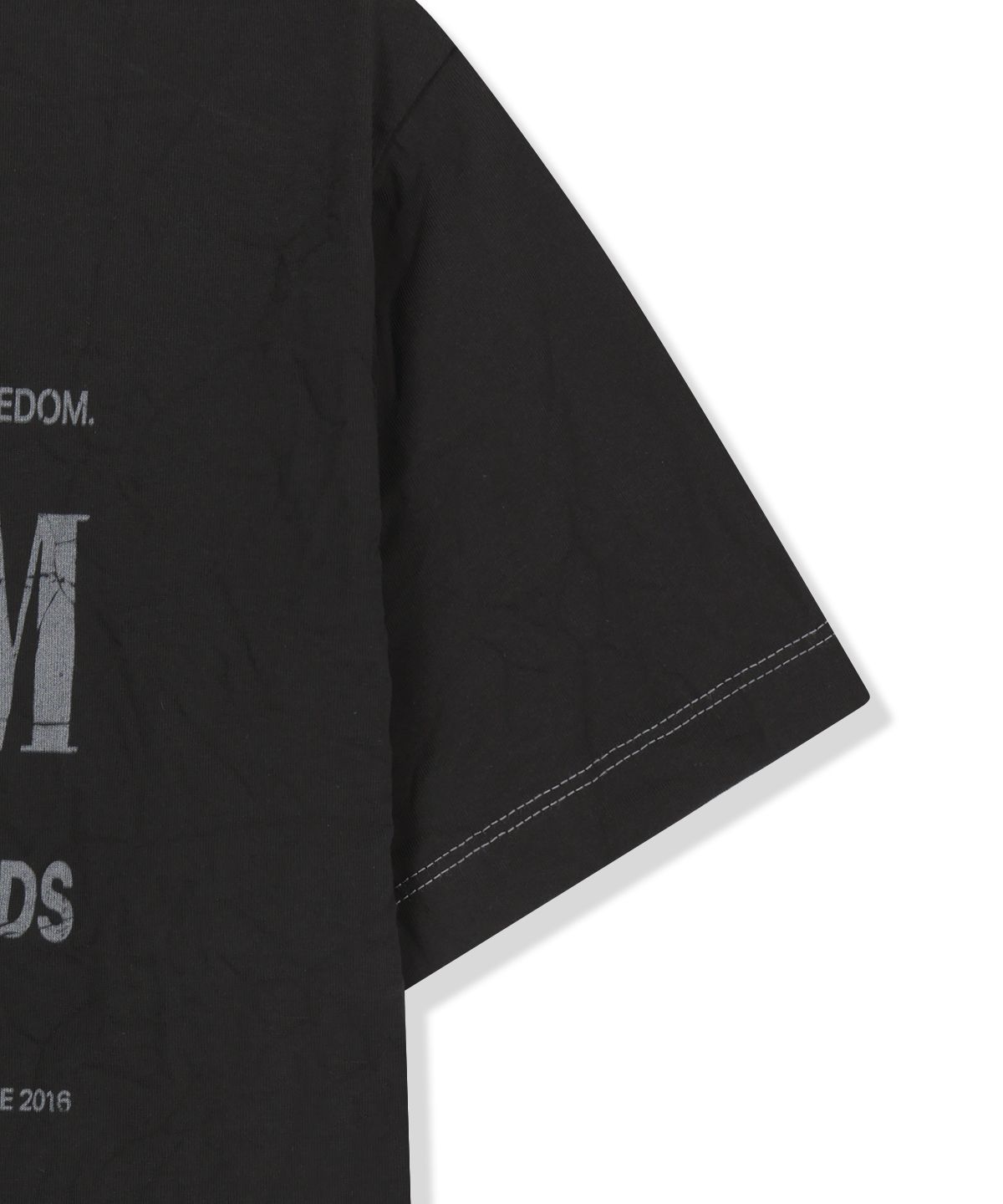 마뗑킴(MATIN KIM) LETTERING GRAFFITI CREASE TOP IN BLACK