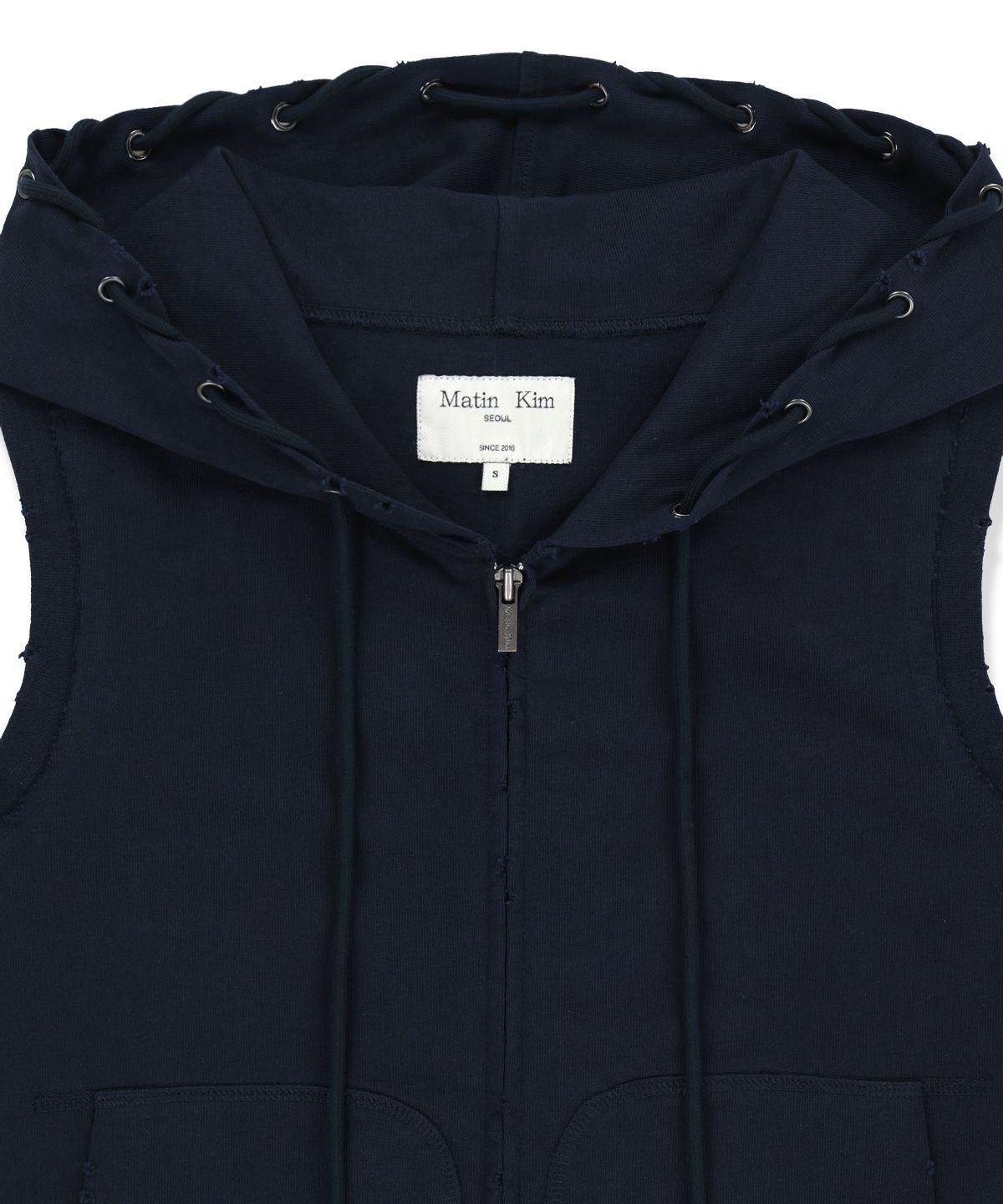 마뗑킴(MATIN KIM) BACK LOGO JERSEY HOOD VEST IN NAVY
