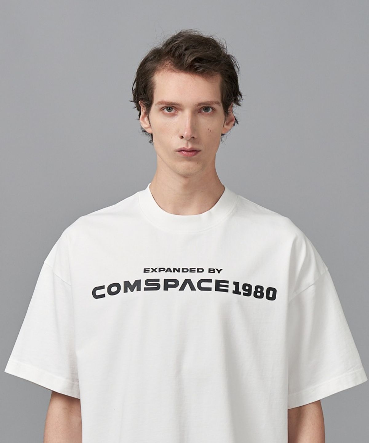 컴스페이스1980(COMSPACE1980) 익스팬디드 베이직 티셔츠_화이트