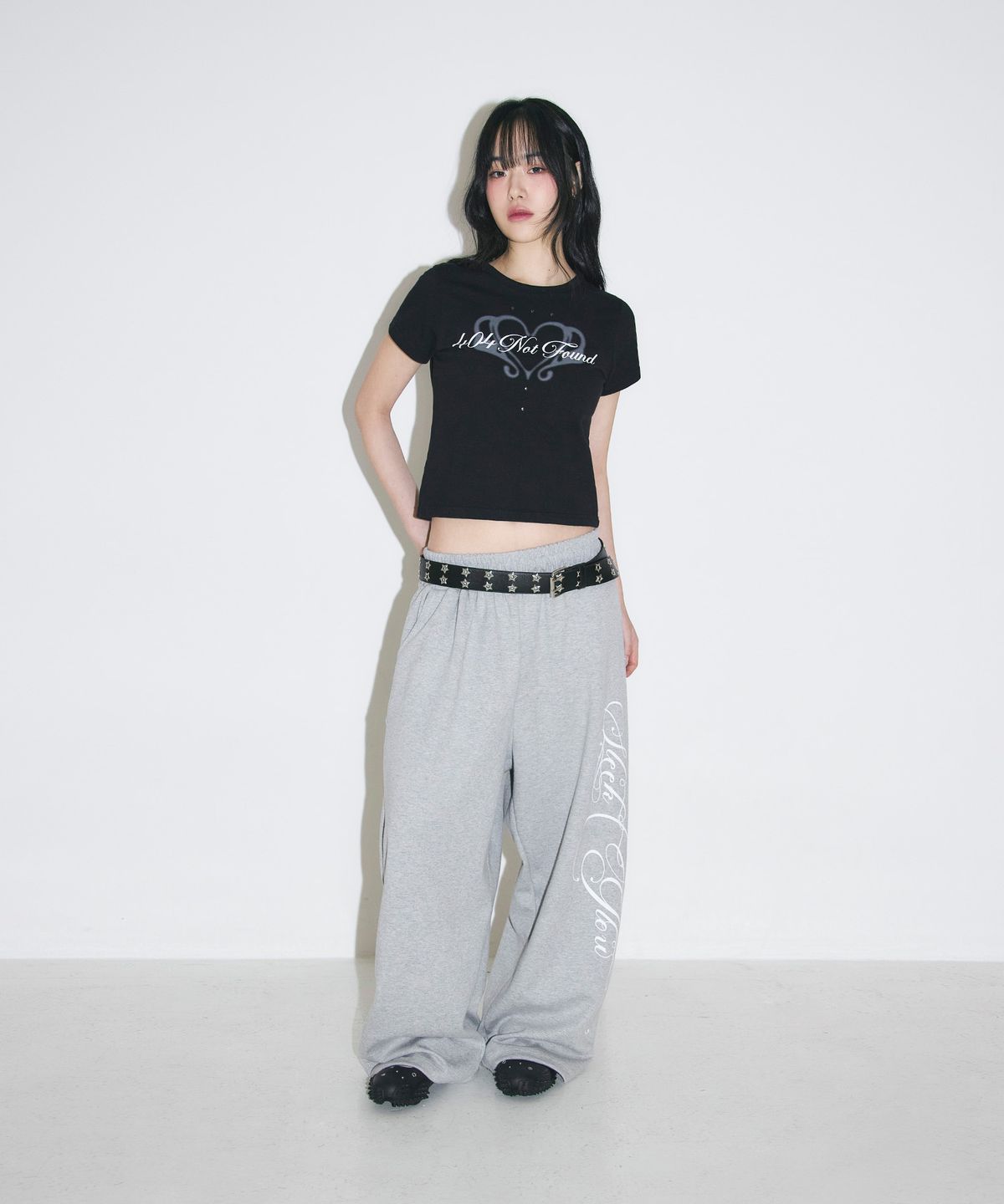슬릭글로우(SLEEKGLOW) 404 스터드 슬림 티셔츠[블랙]