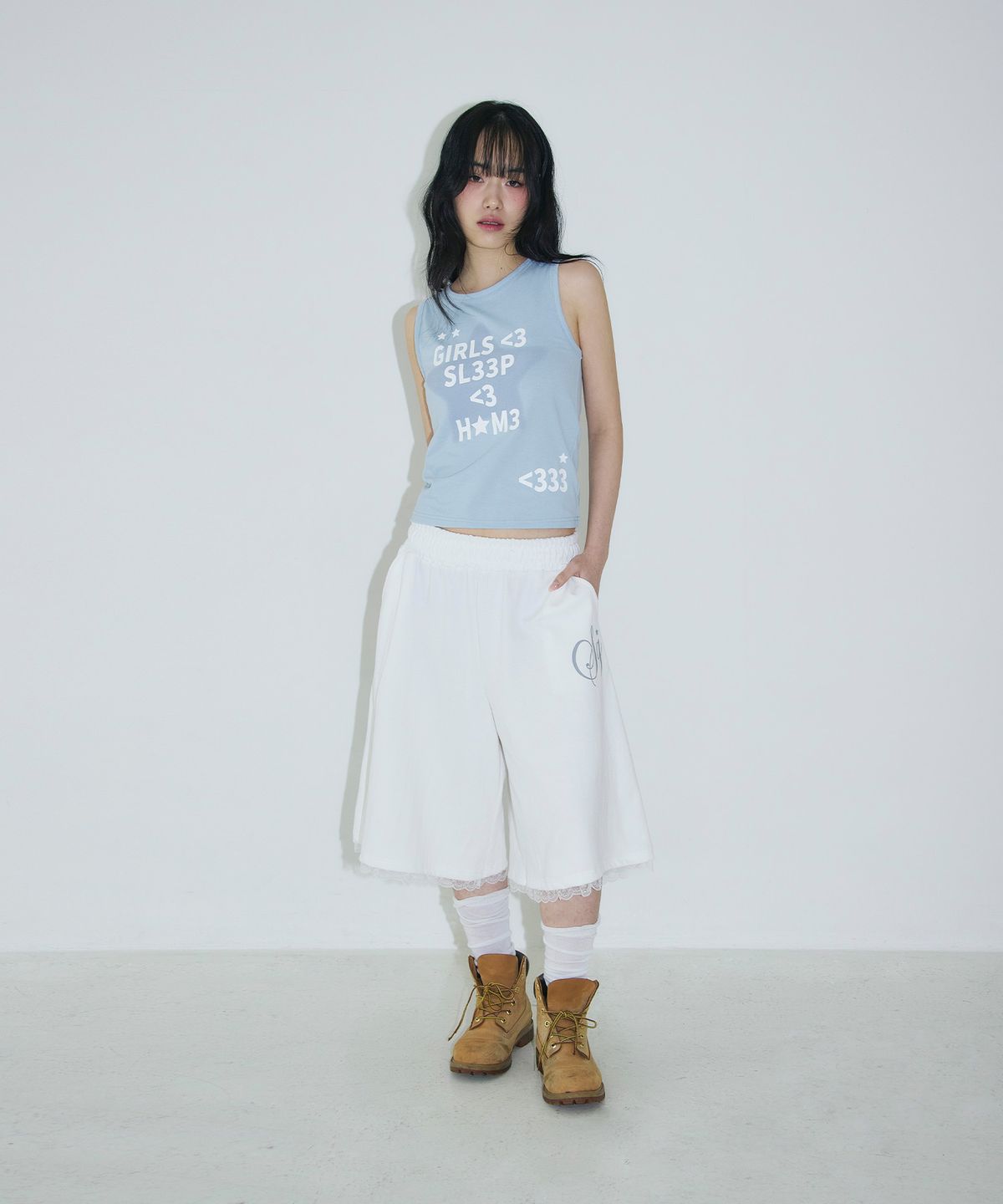 슬릭글로우(SLEEKGLOW) 러브 이모지 슬리브리스 탑[스카이블루]