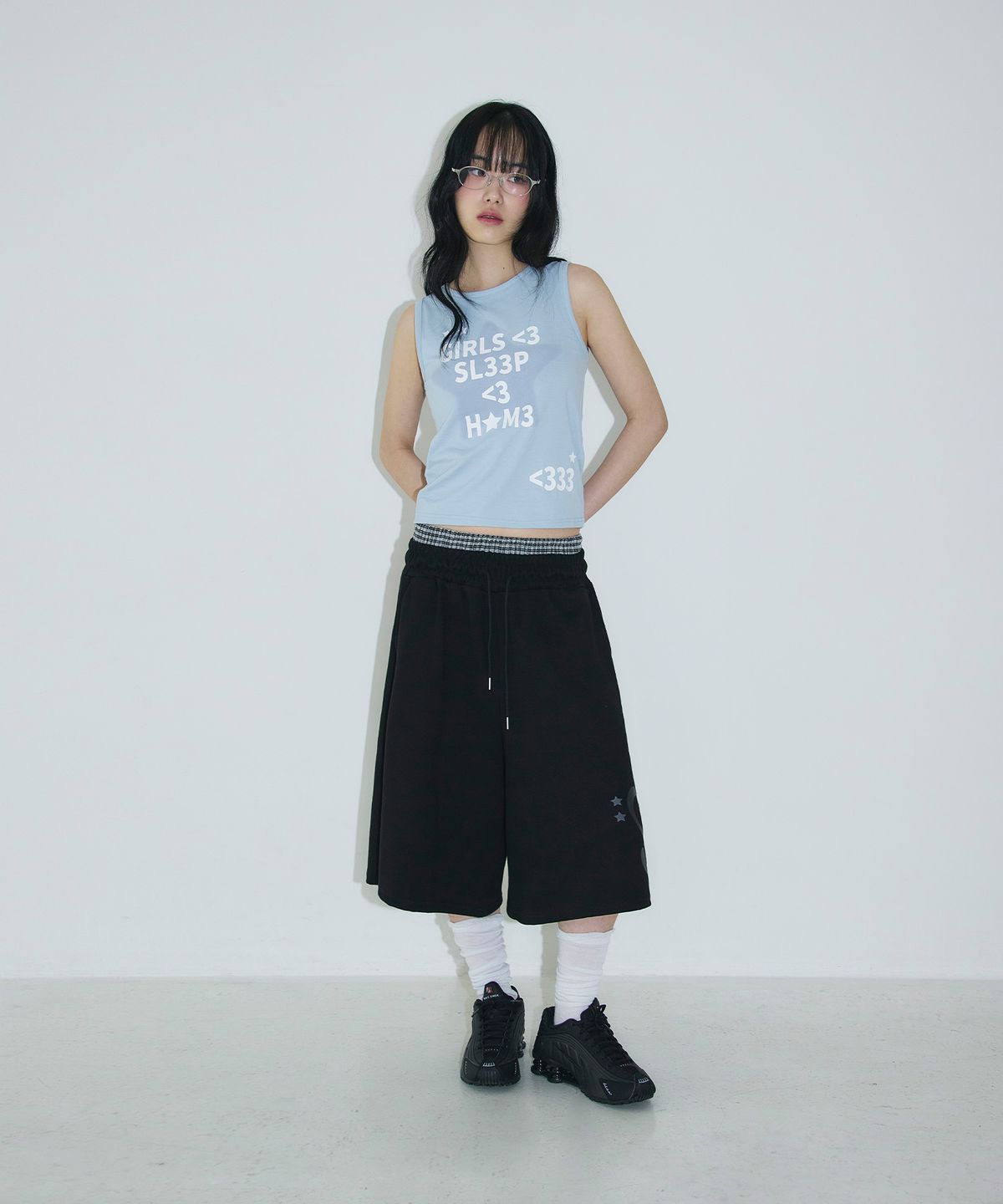 슬릭글로우(SLEEKGLOW) 러브 이모지 슬리브리스 탑[스카이블루]