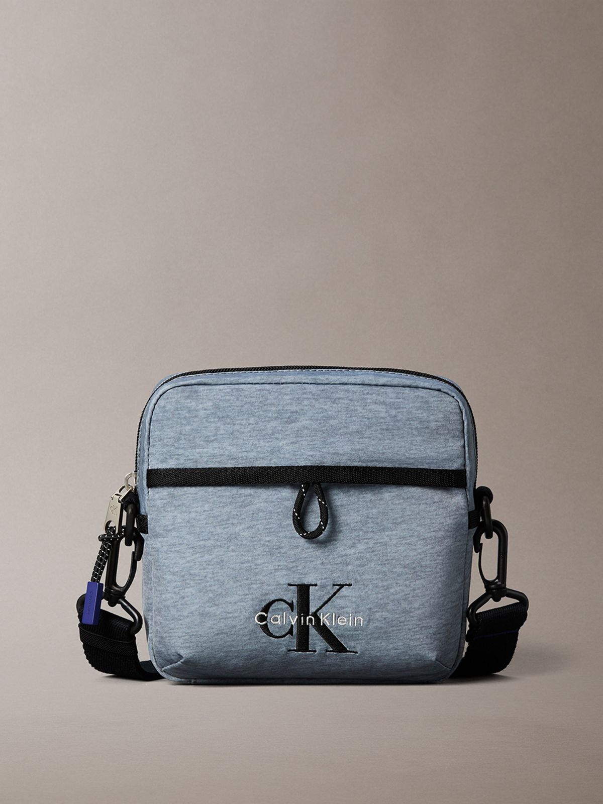 캘빈클라인 진(CALVIN KLEIN JEANS) 남성 볼드 로고 나일론 헤더 스퀘어 크로스바디 4D3408G Y07